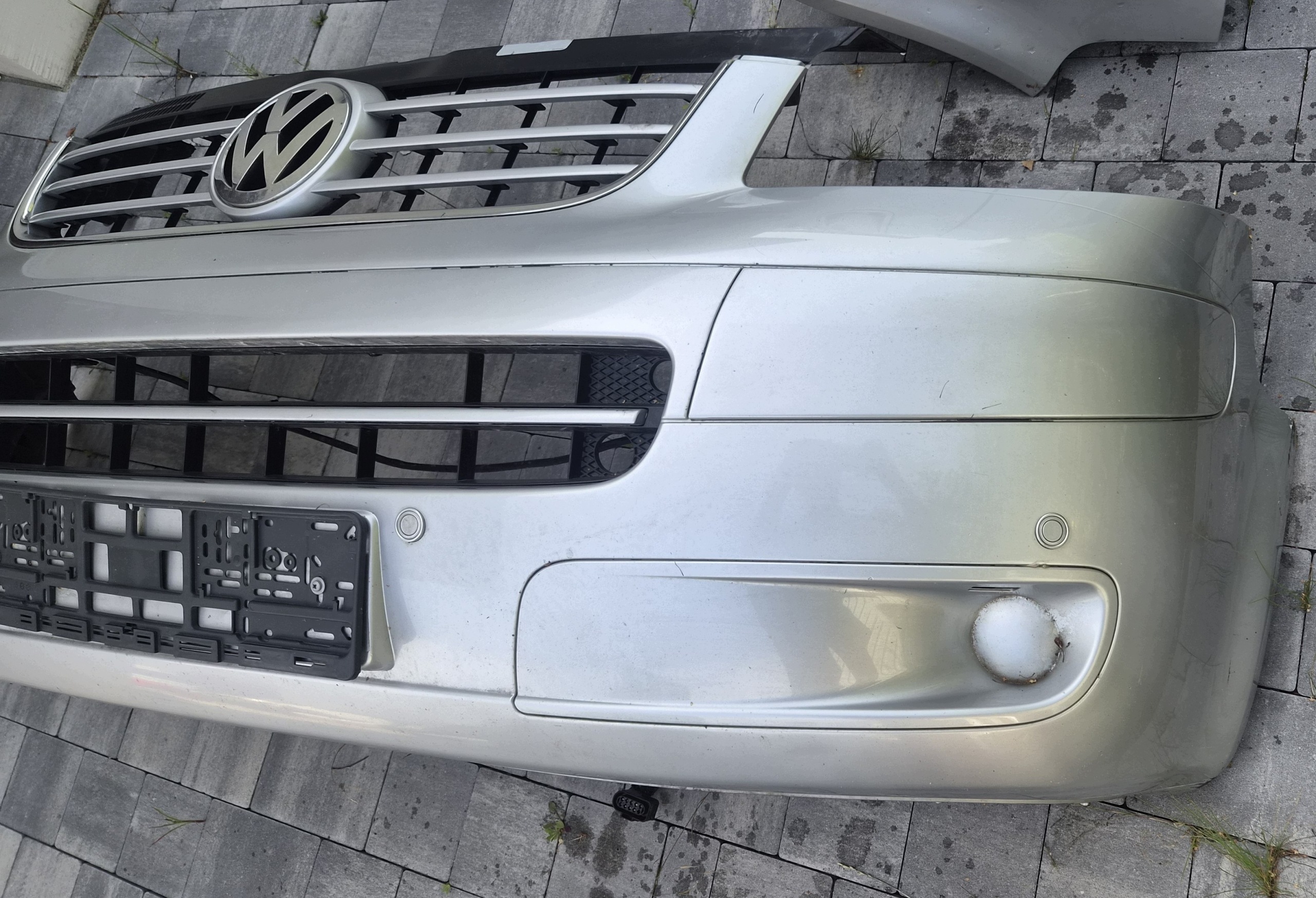 VW T5 Frontstoßstange vorne Caravelle Multivan srebrny