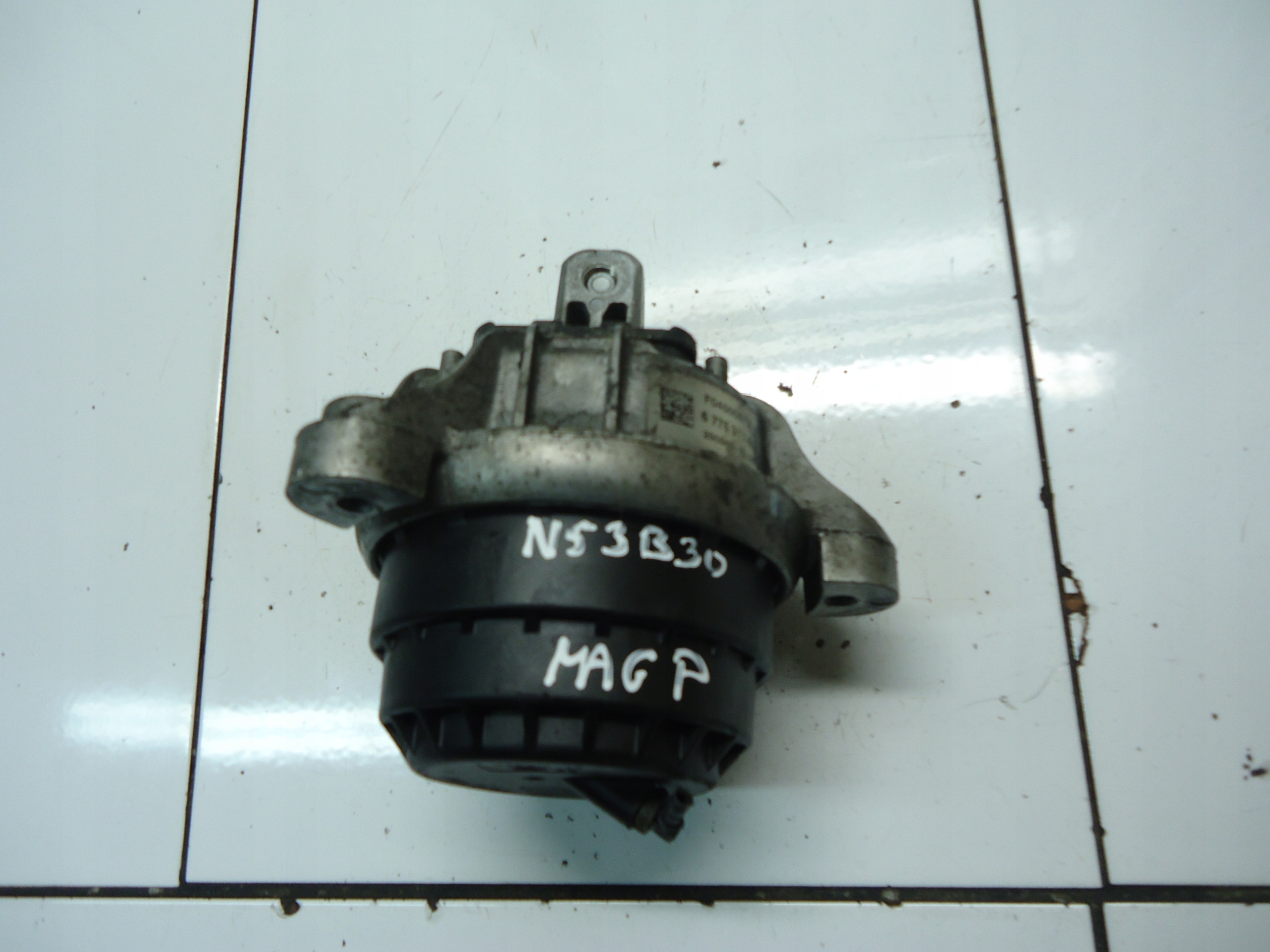 BMW 5 E60 3.0 N53B30 engine mount 6775917