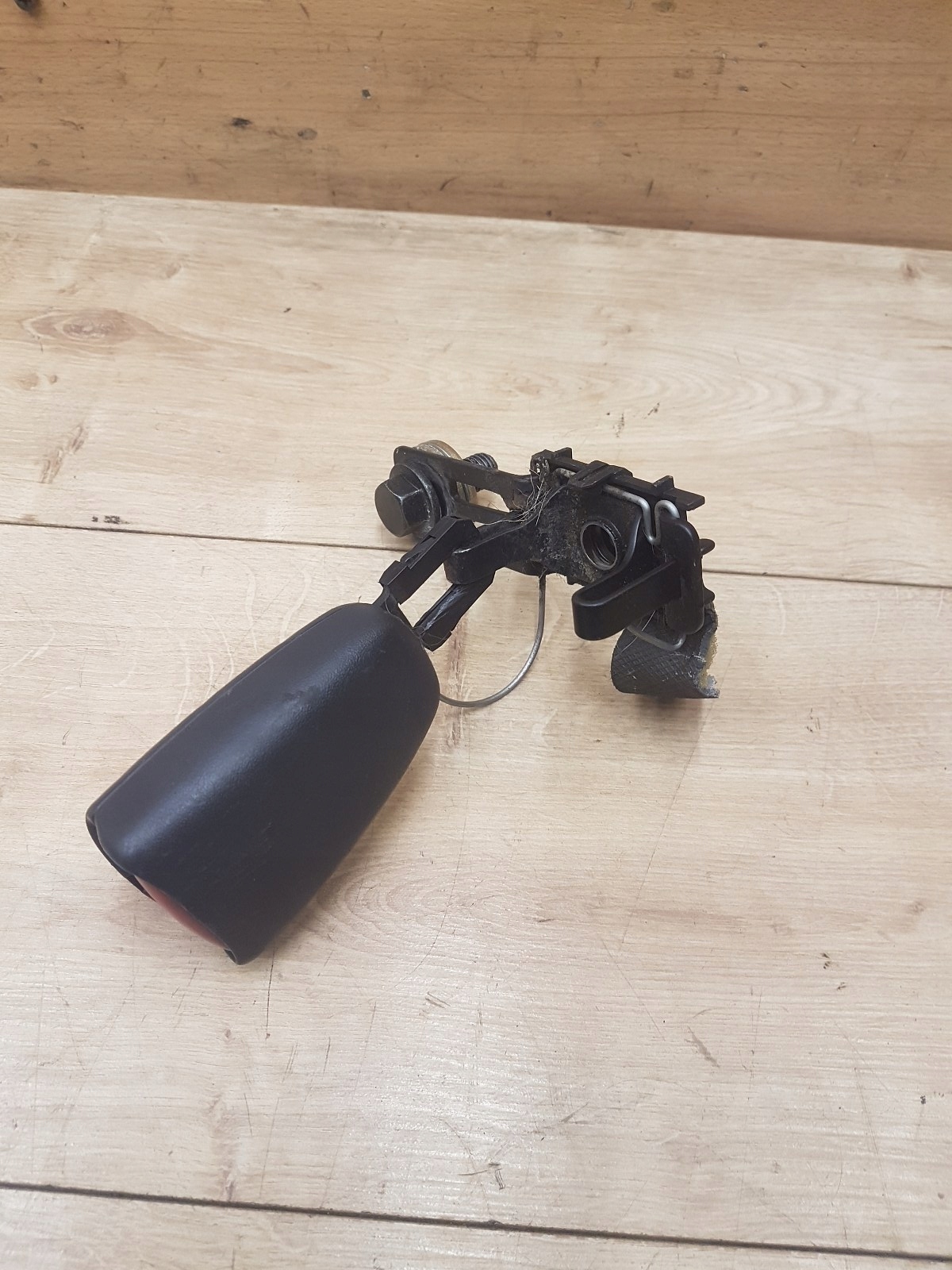 защелка ремня зад дивана volvo S70