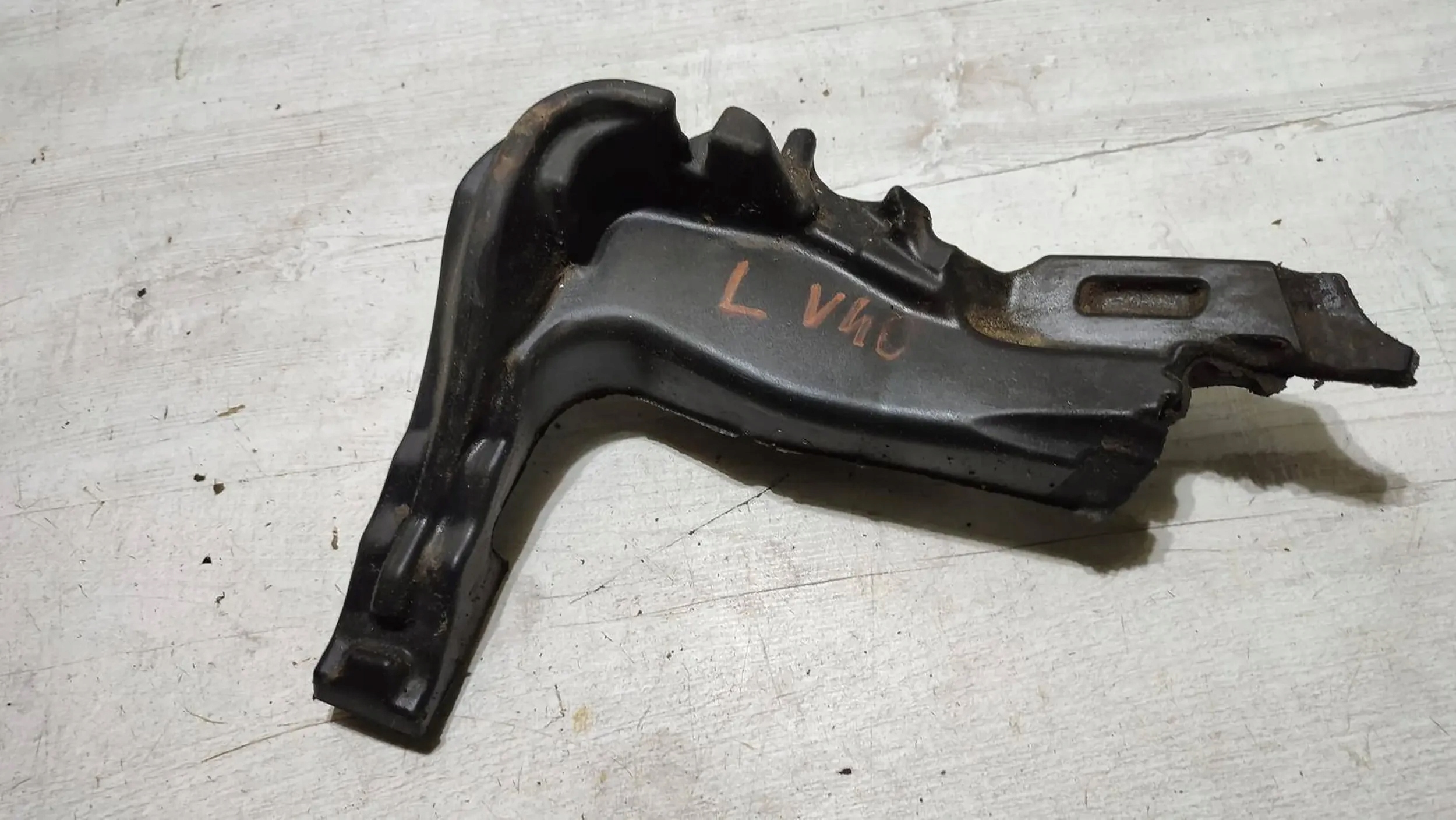 Volvo V40 II 2018r soundproofing under the window left