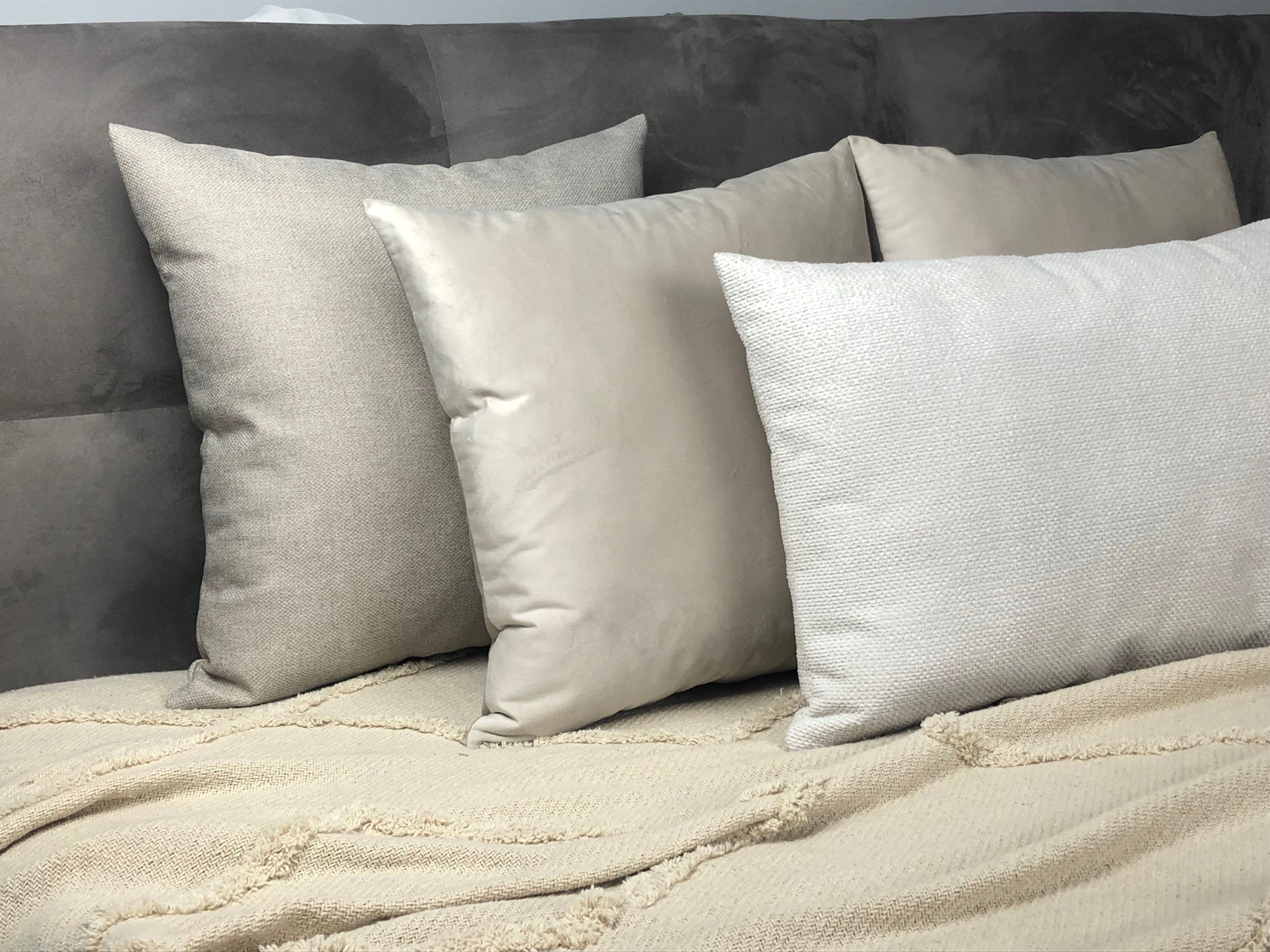 POSZEWKA BEŻOWA WELUR VELVET 60x60 Długość 60 cm