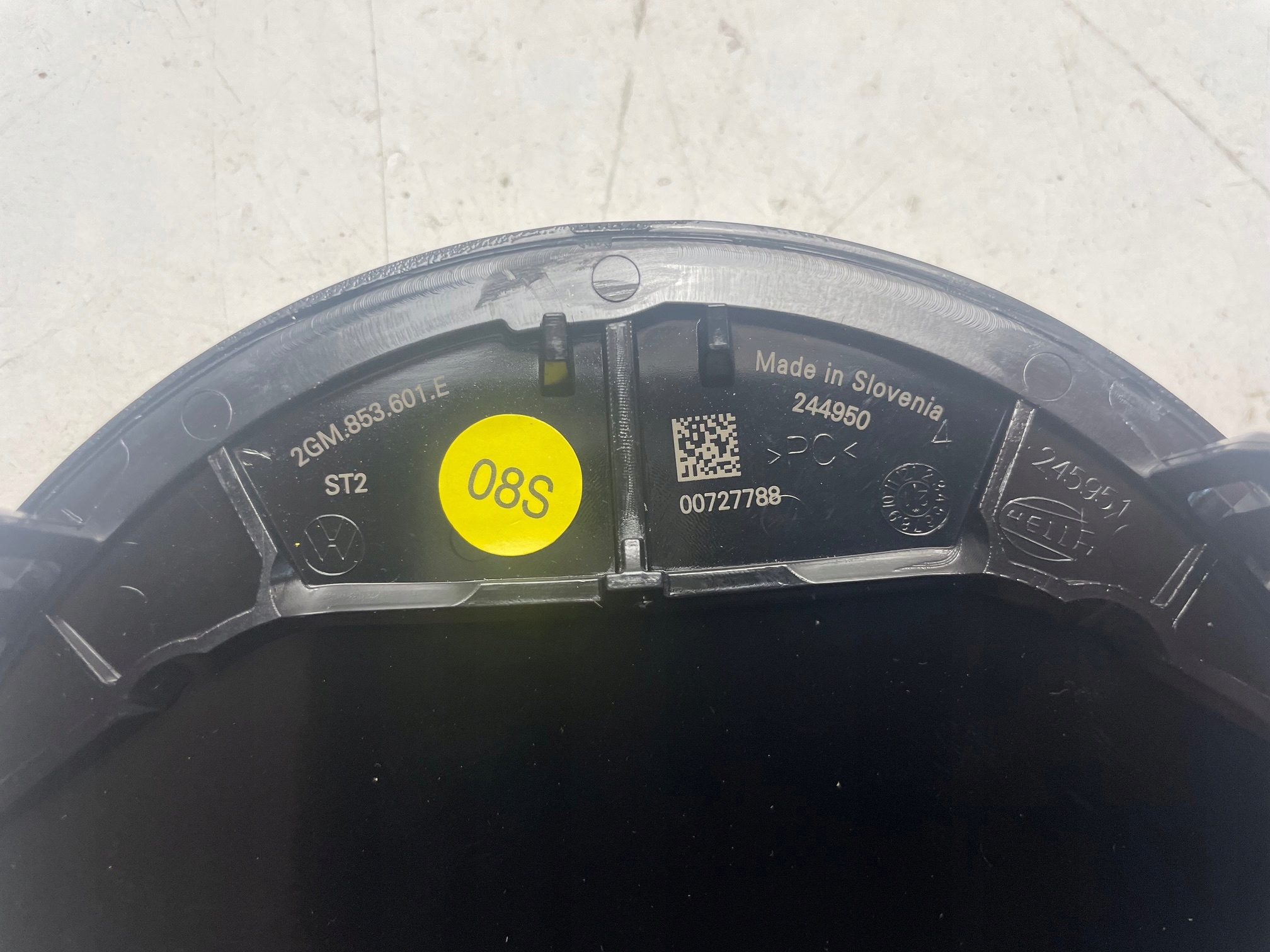 VW EMBLEMAT LOGO POD RADAR 2GM853601E ORYGINAŁ Numer katalogowy części 2GM853601E