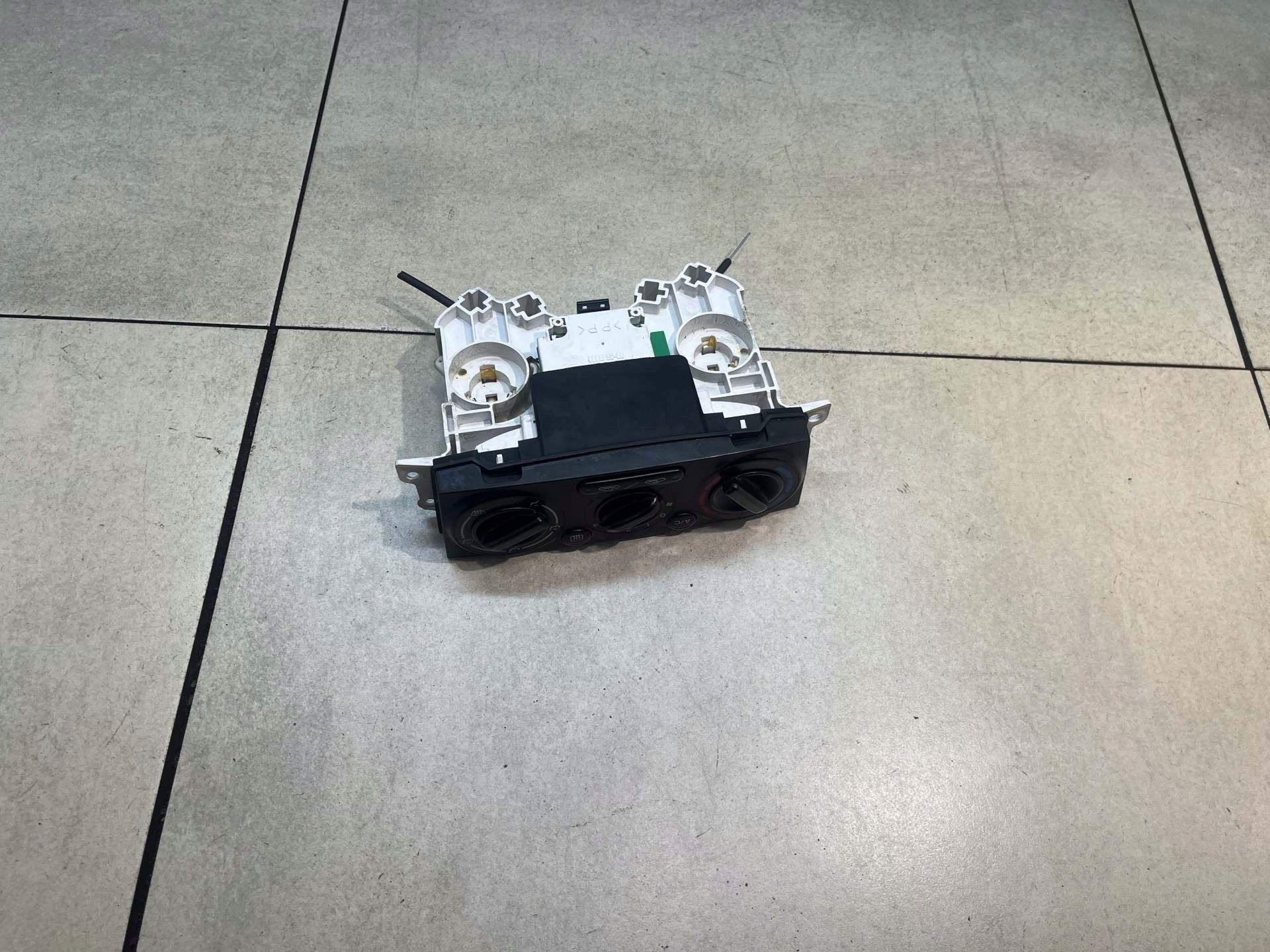 Unite commande clima MAZDA MPV 2.0 D PLC94B
