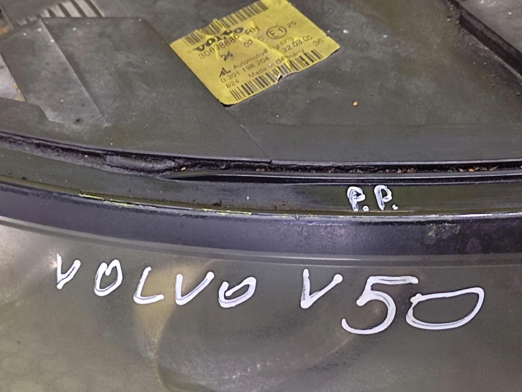 VOLVO V50 REFLEKTOR light right front 30698886
