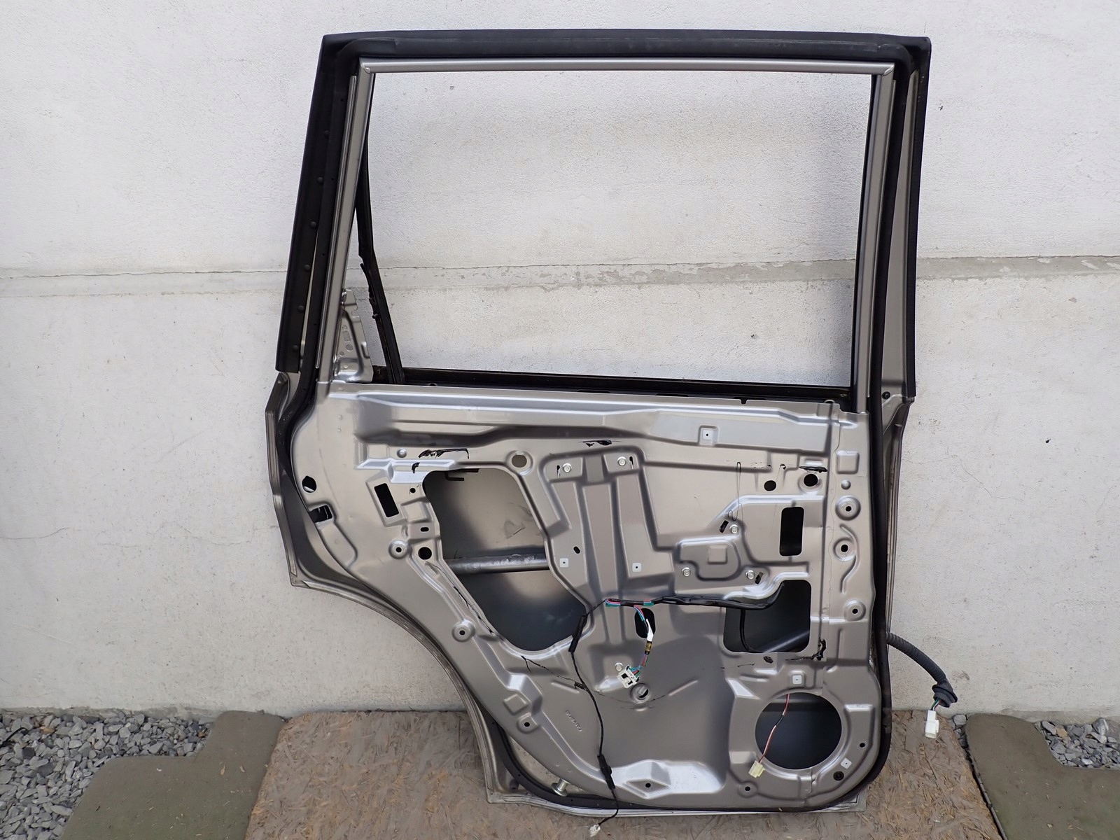 door left rear. left rear part SUBARU FORESTER 3 III SH 2008-2013R