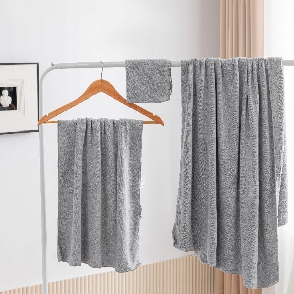 RĘCZNIK KĄPIELOWY SZYBKOSCHNĄCY Z MIKROFIBRY SPORTOWY CHŁONNY 30x30 ACTIVE Model SPORTOWY