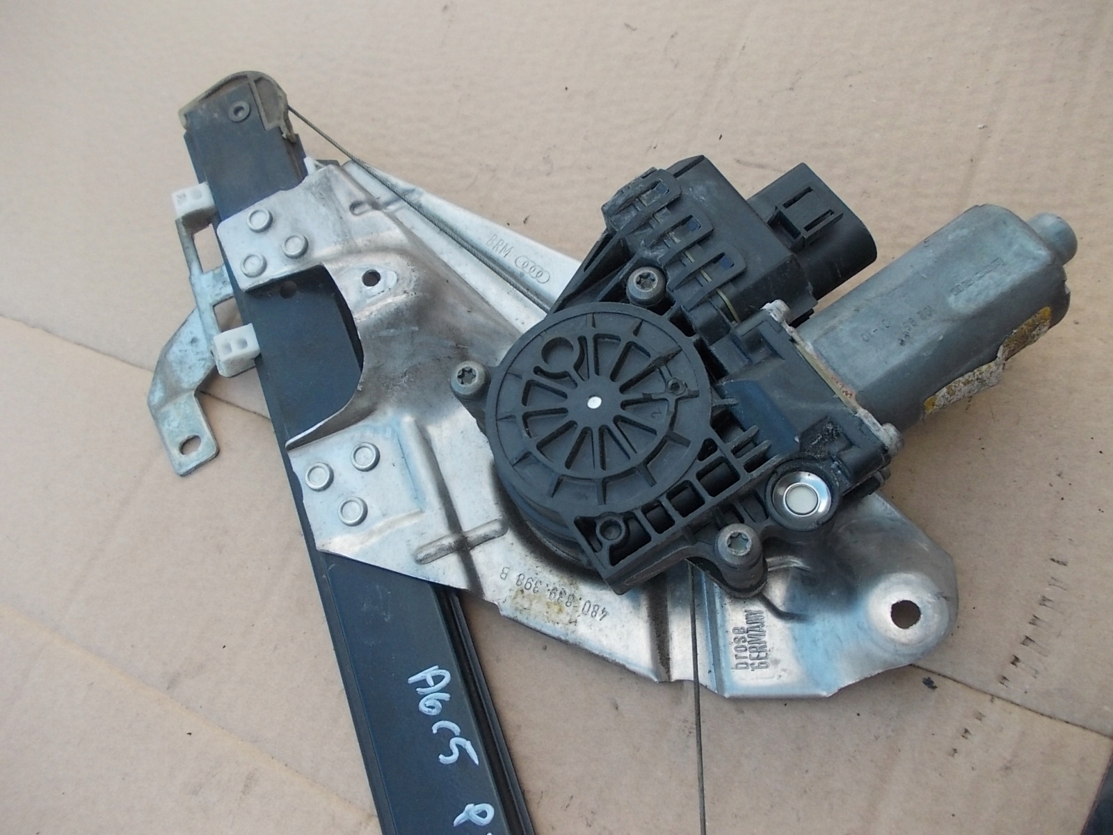 MECHANIZM SZYBY TYLNEJ prawy AUDI A6 C5 SEDAN KOMBI Typ samochodu Samochody osobowe