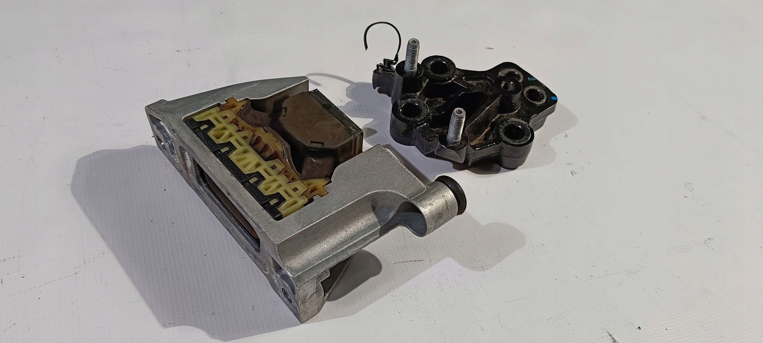 holder holder bracket engine mount Chrysler Pacifica Hybrid 2021