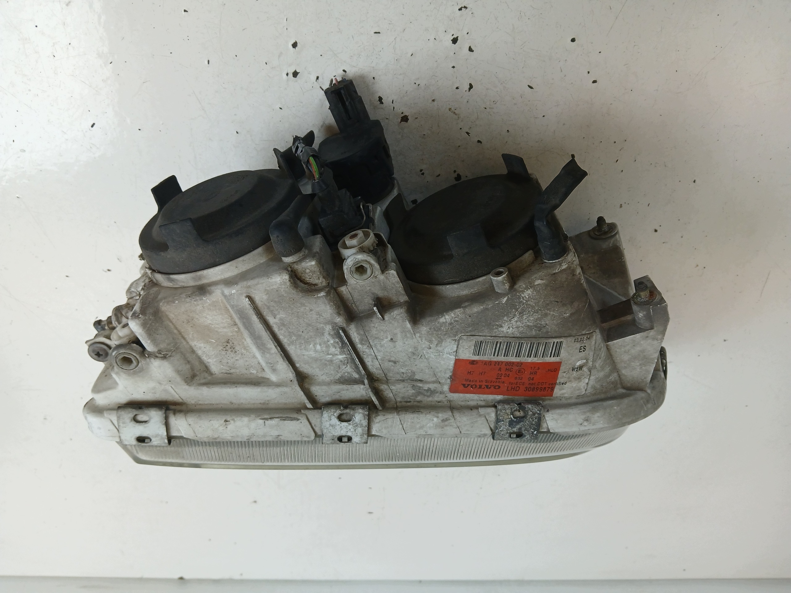 VOLVO V40 and light right front dark 30899879
