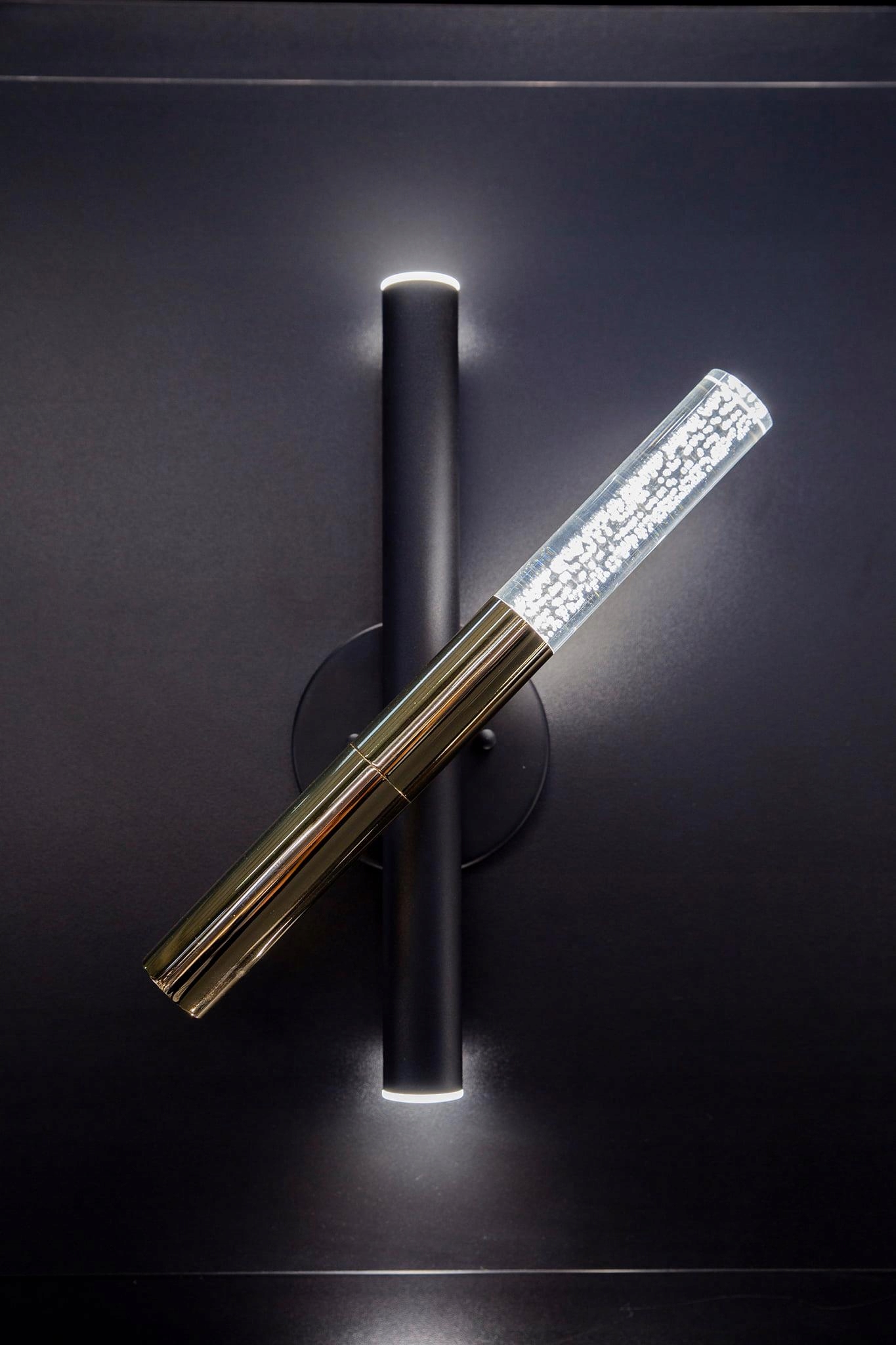 Moderné ozdobné nástenné svietidlo glamour zlaté a čierne Led One s vypínačom