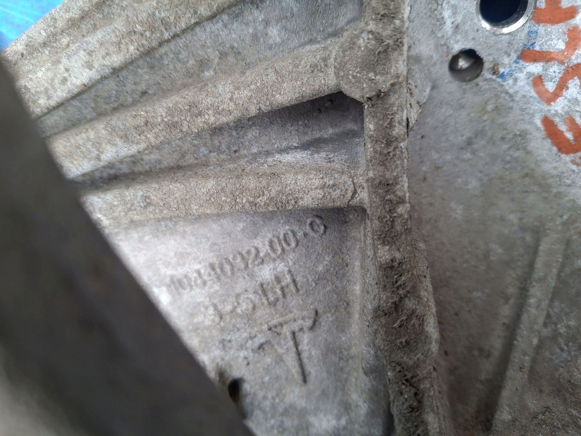 holder of a shock absorber left front TESLA MODEL Y 2020R-> 1044032-00-C