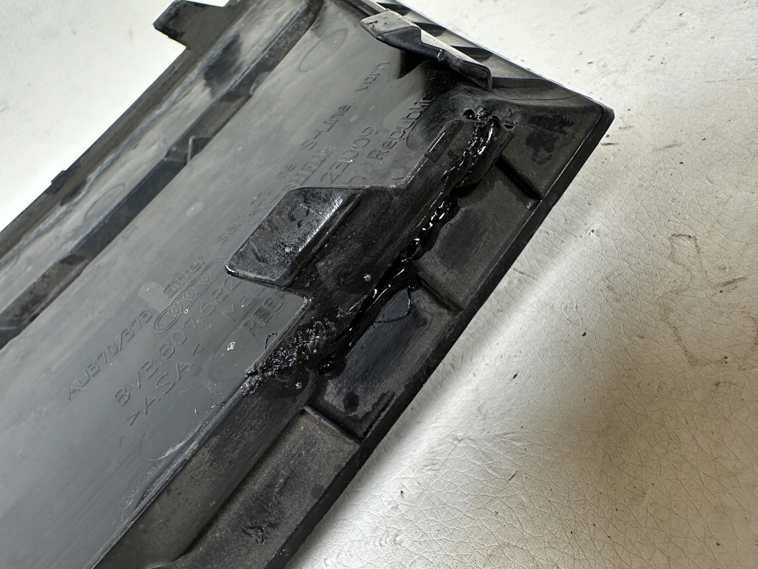 Audi A3 8V grid of a bumper front 8V3807682N