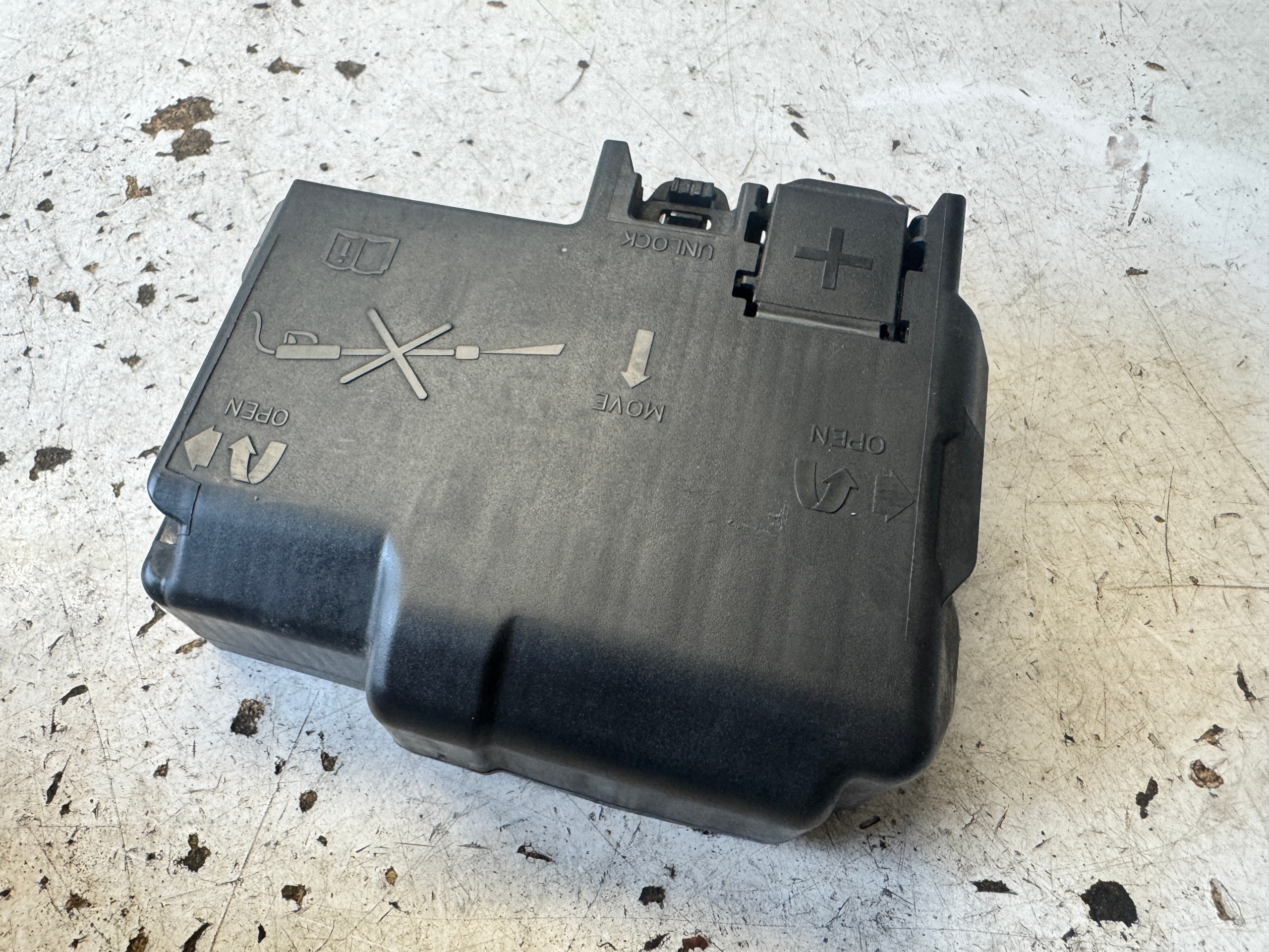 OPEL CORSA E terminal plus compartment fuses for battery 13491093 BH