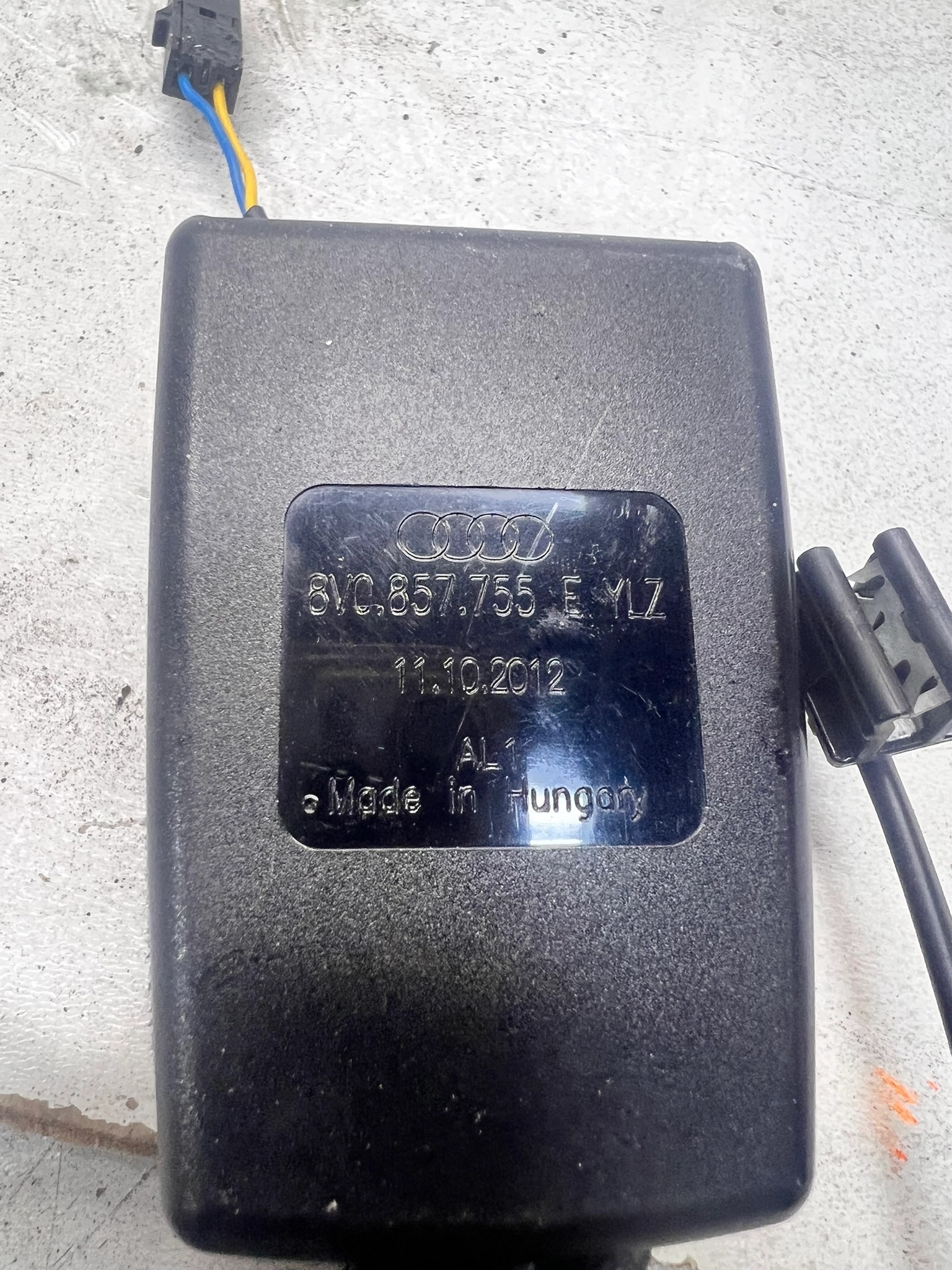 ZAPINKA öv, szíj links oder rechts AUDI A3 8V 8V0857755E
