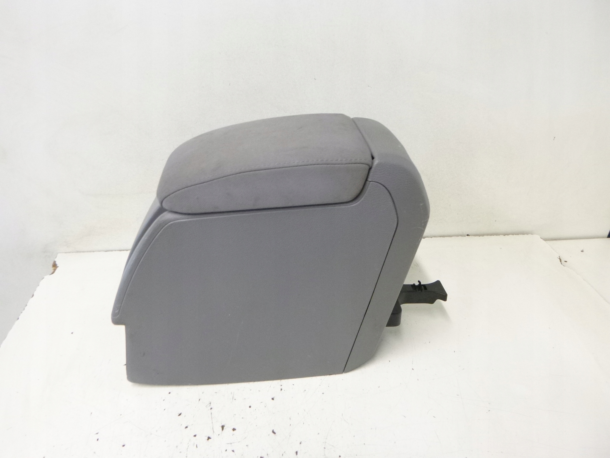 подлокотник vw volkswagen Golf V 3D 04r.