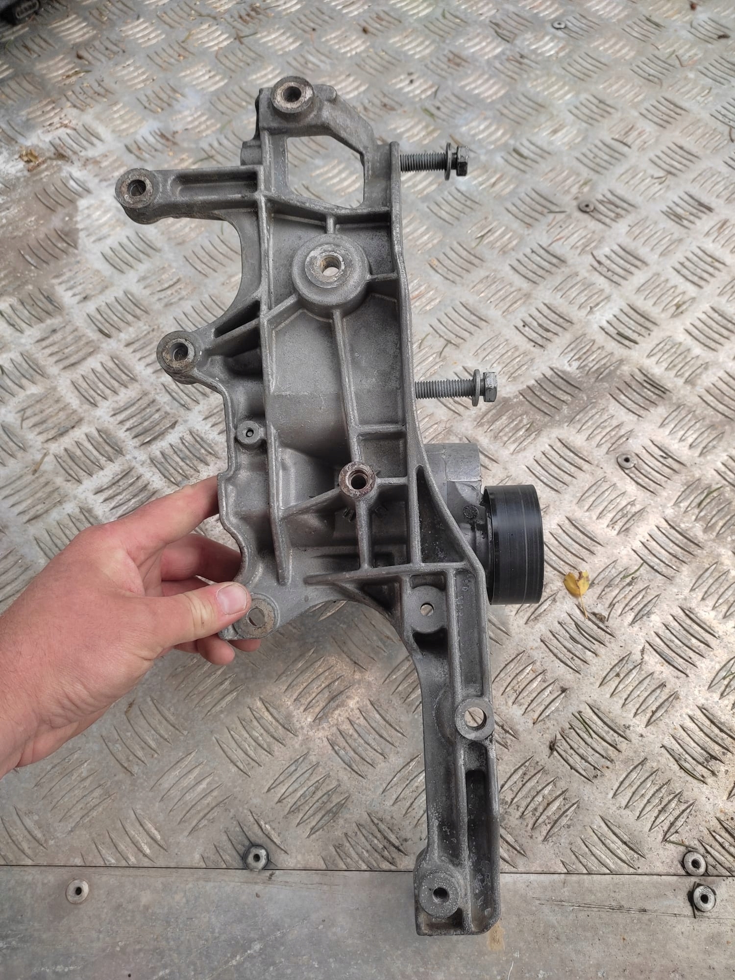 Łapa sprężarki kliamtyzacji 2.0 HDI Scudo Expert Jumpy Proace 12- Producent części OEM