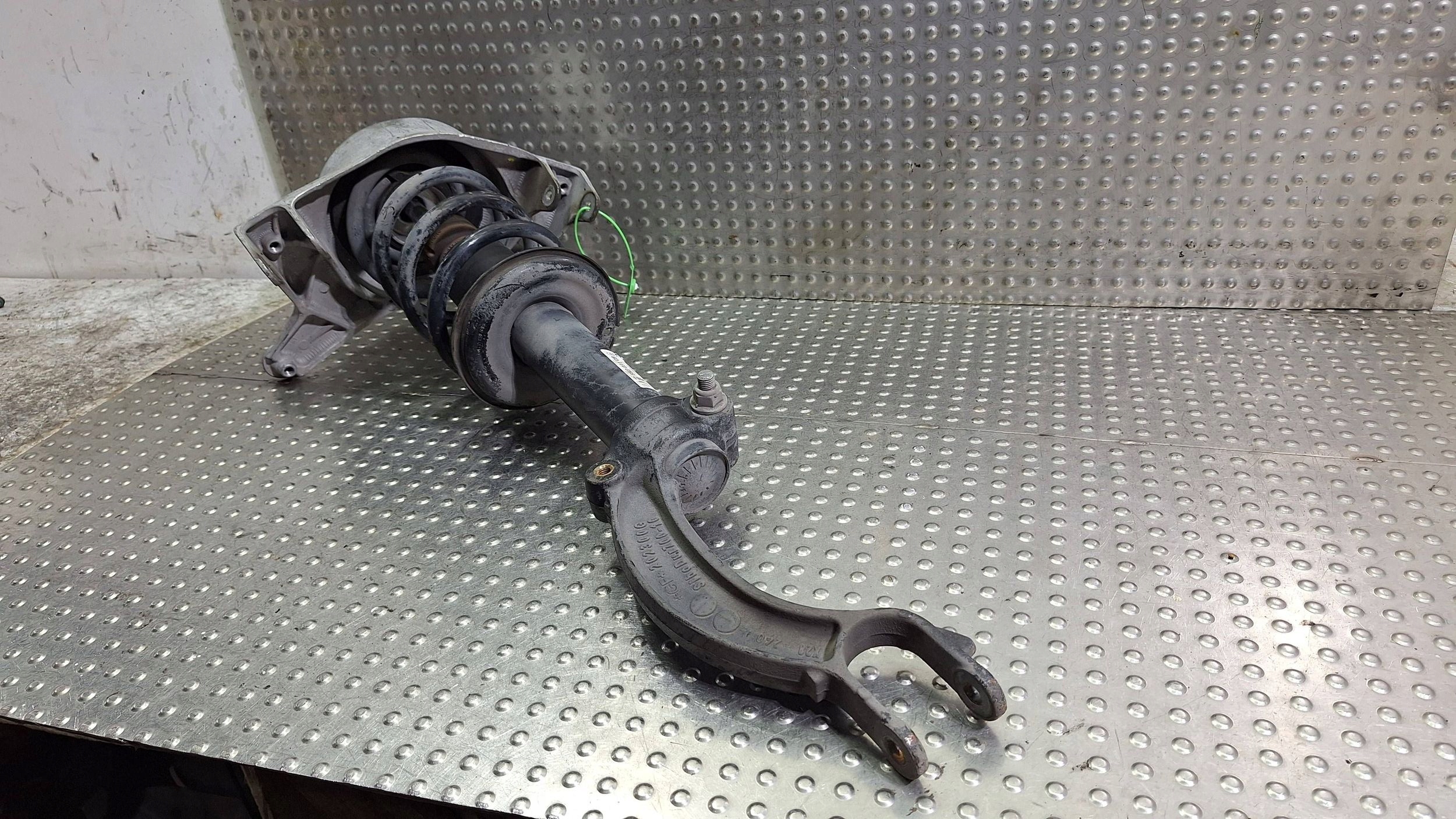 shock absorber right front 8K0413031CB 8K0031CB AUDI A4 B8 A5 8T 2.7 3.0 TDI