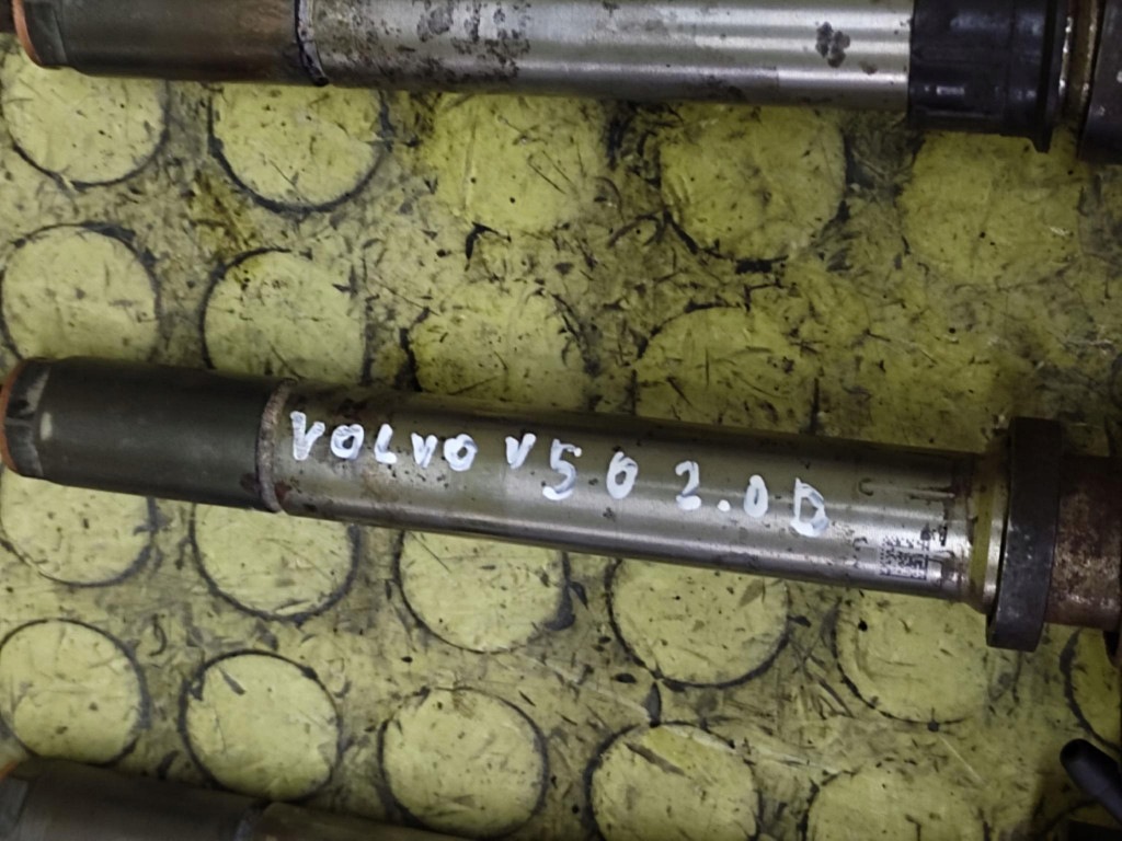 VOLVO V50 2.0 D injector 9657144580