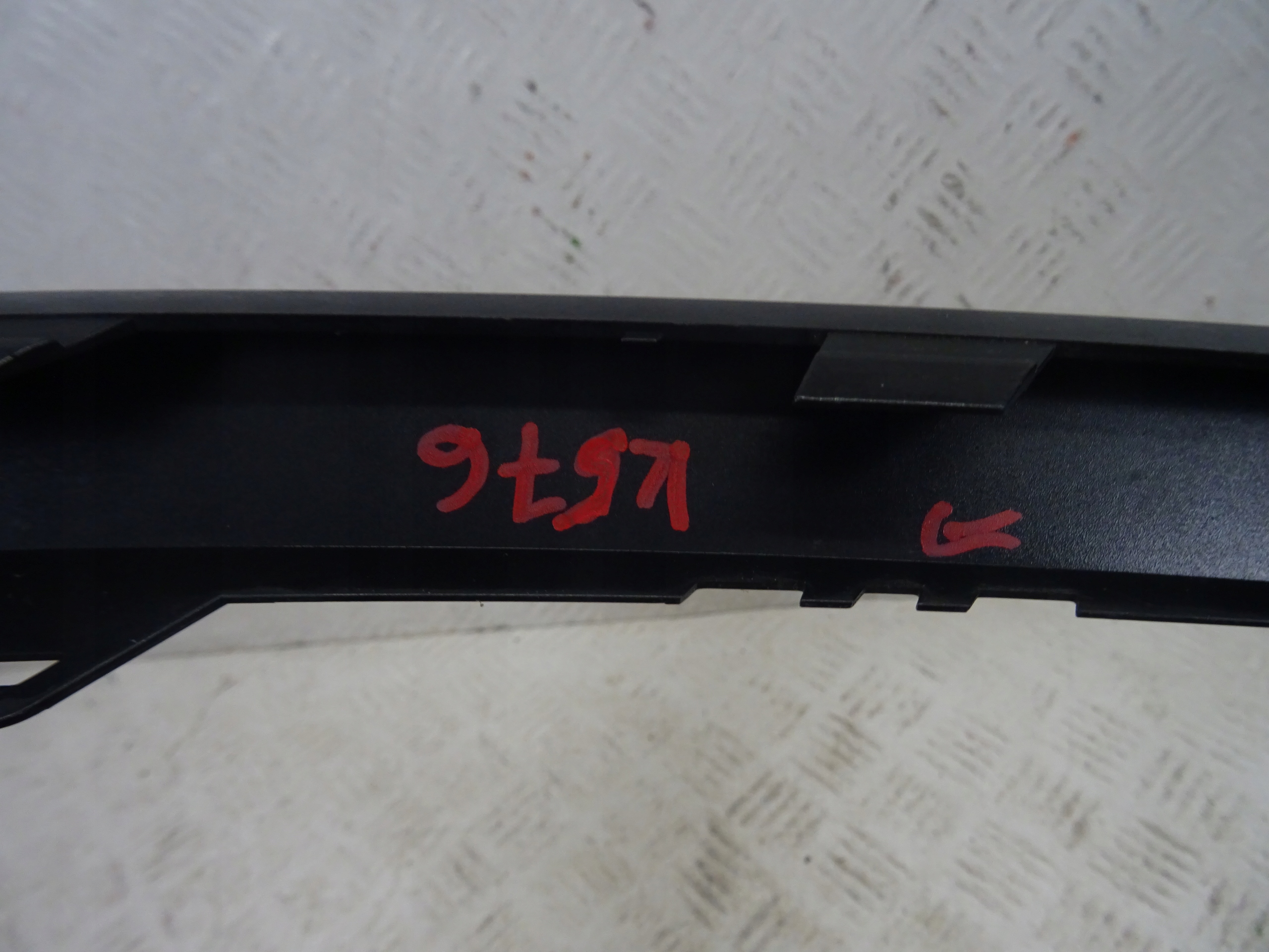 moulding of a bumper front front right AUDI Q2 81A 81A853054