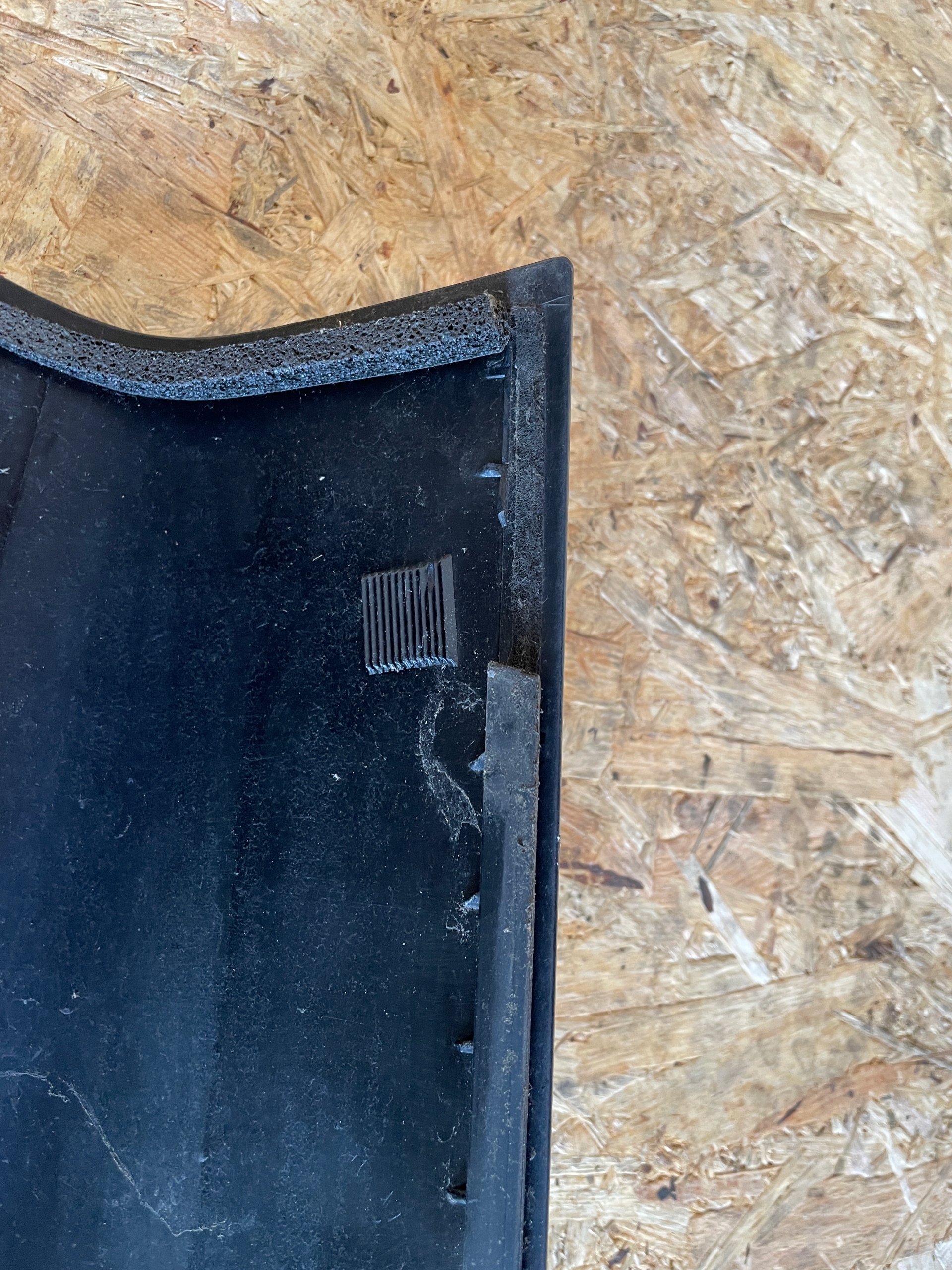 NAKŁADKA SŁUPKA LEWY TYŁ SKODA YETI 5L6853215 Producent części Skoda OE