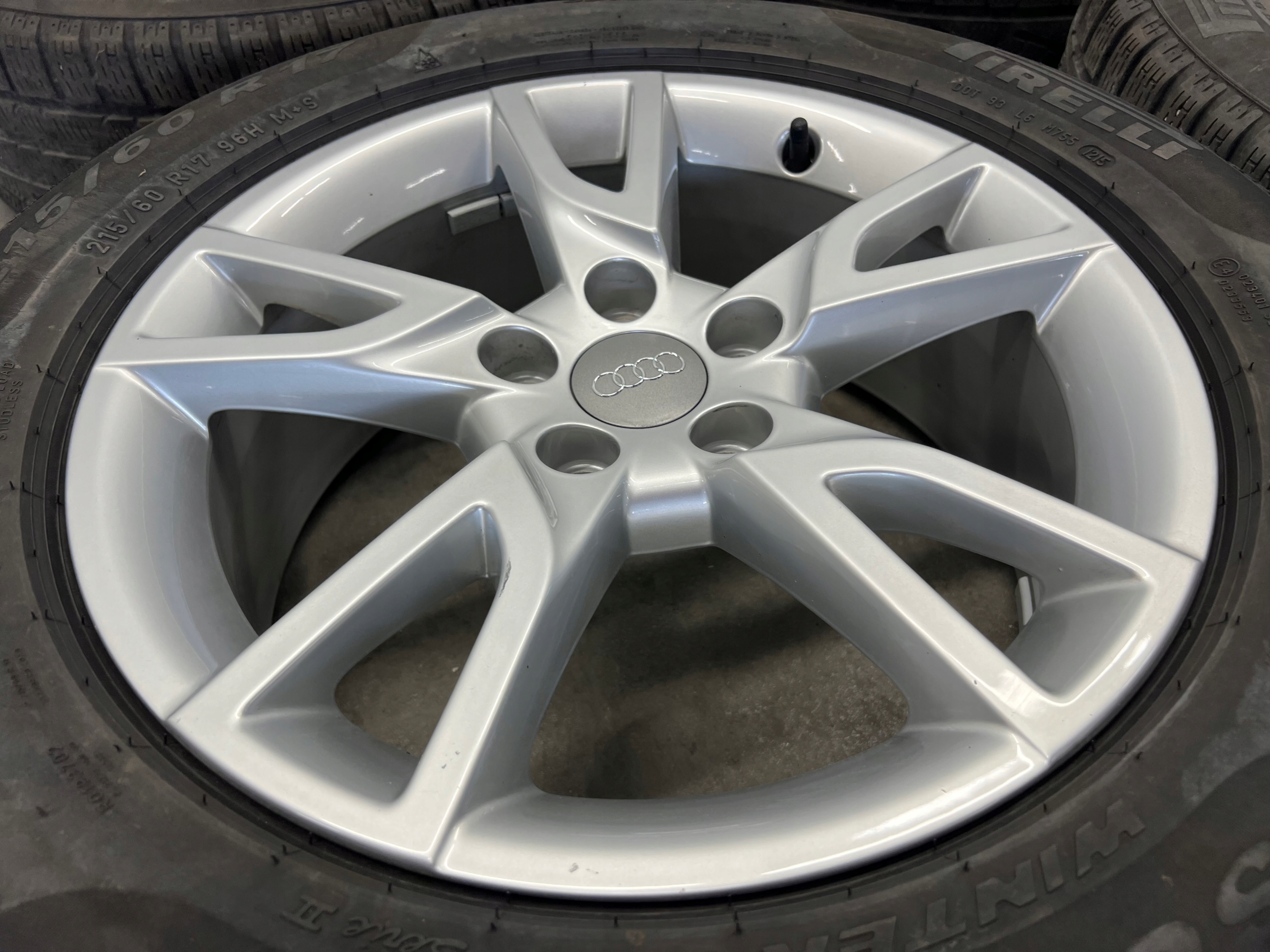AUDI Q3 wheels discs 16 tyres winter 215/60/17R 8U0071497