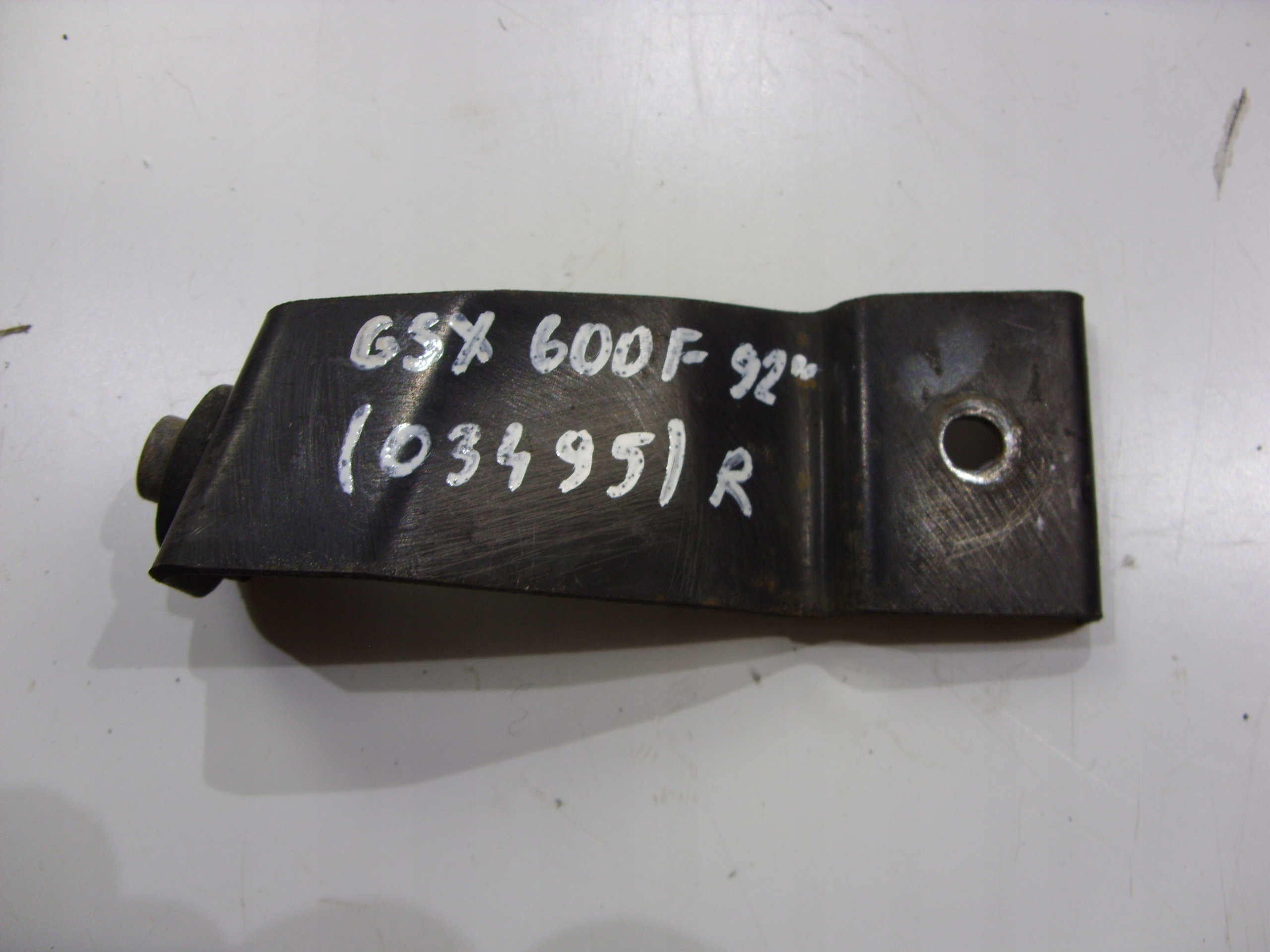 SUZUKI GSX 600 F WSPORNIK OWIEWKI PRAWY MOCOWANIE