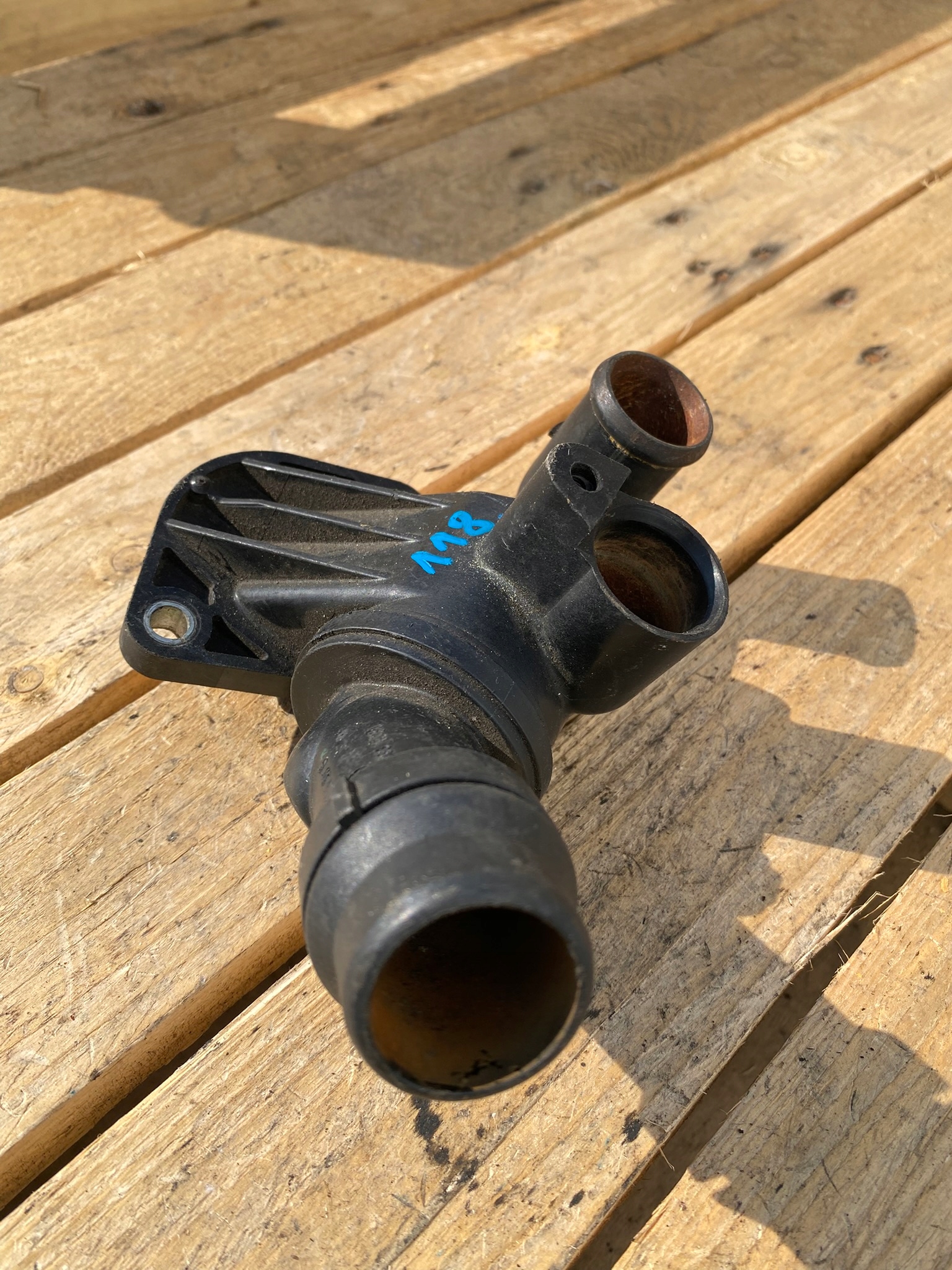 termostat spojka vody AUDI A4 A6 B7 C6 06D121111G