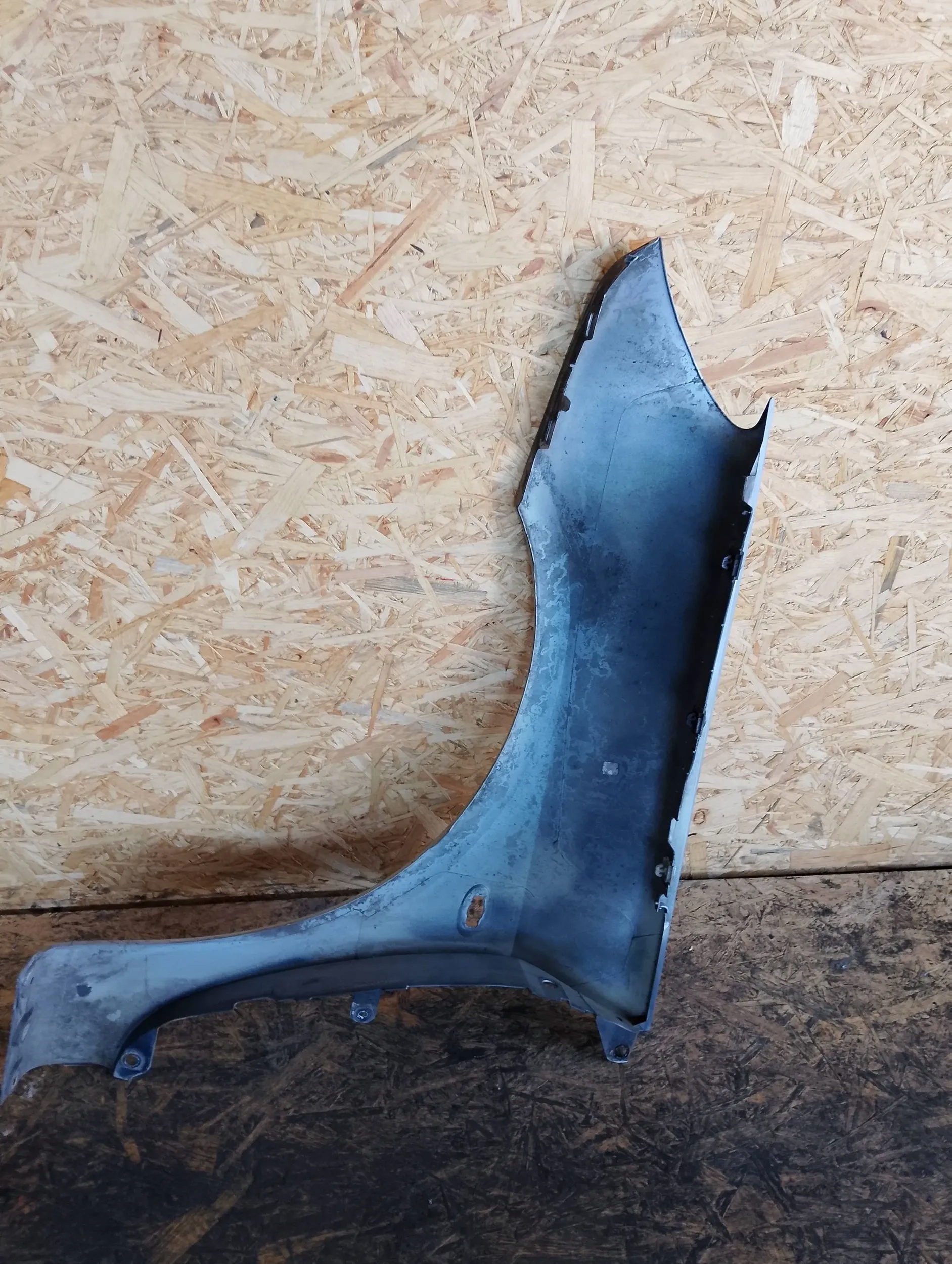 blatník levý předek Renault Thalia kod lakieru LB08