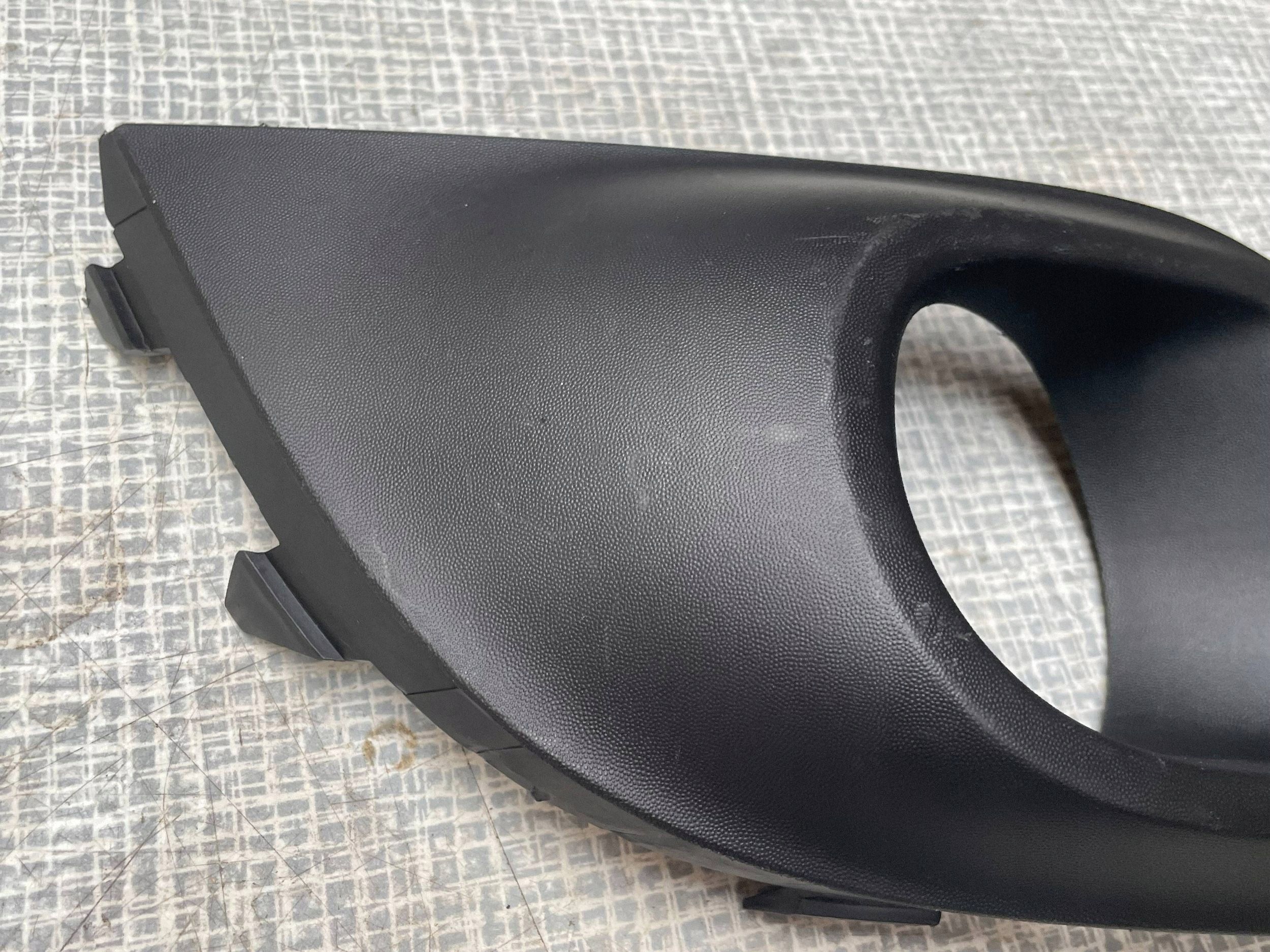 lower grid of a bumper left front RENAULT CLIO IV 261A39715R @M