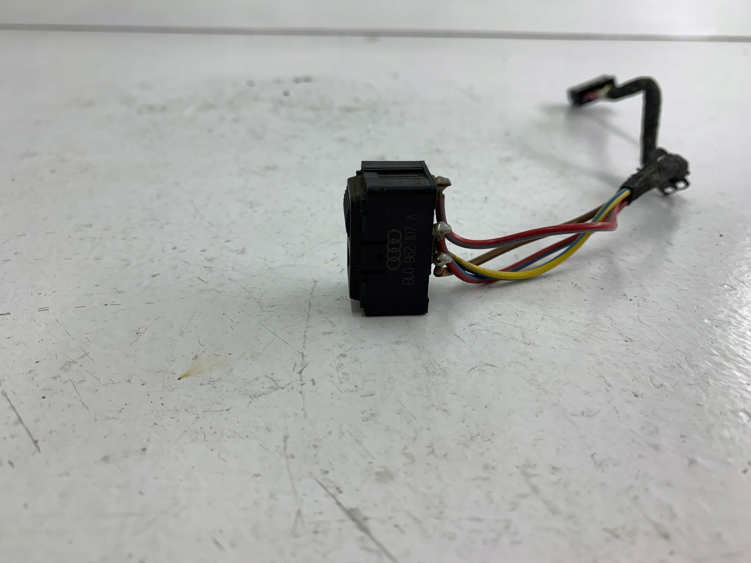 AUDI A3 8L switch of a lock central 8L0962107A