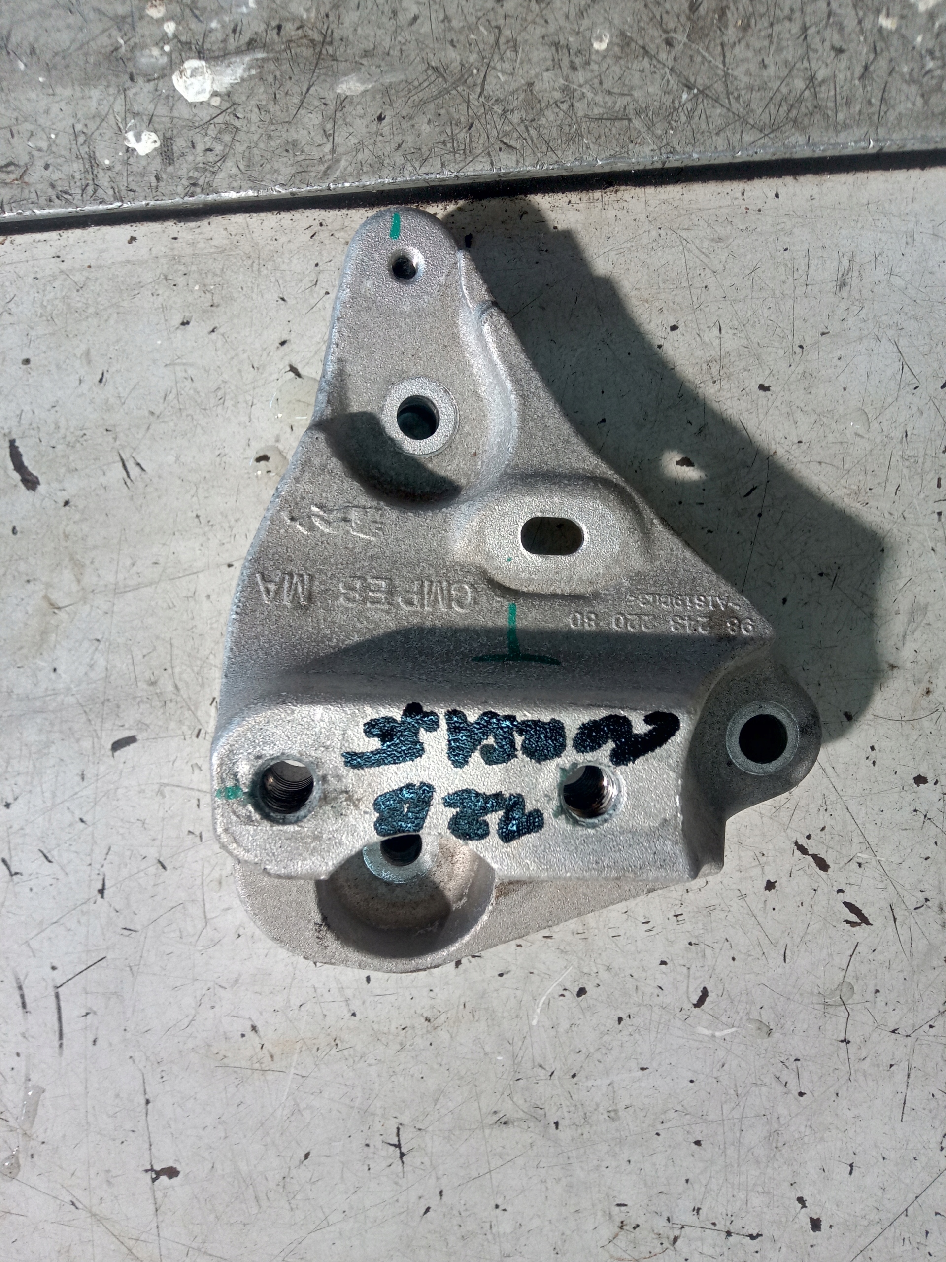 9824322080 - OPEL CORSA F ЛАПА КРОНШТЕЙН КОРОБКИ 1.2 B
