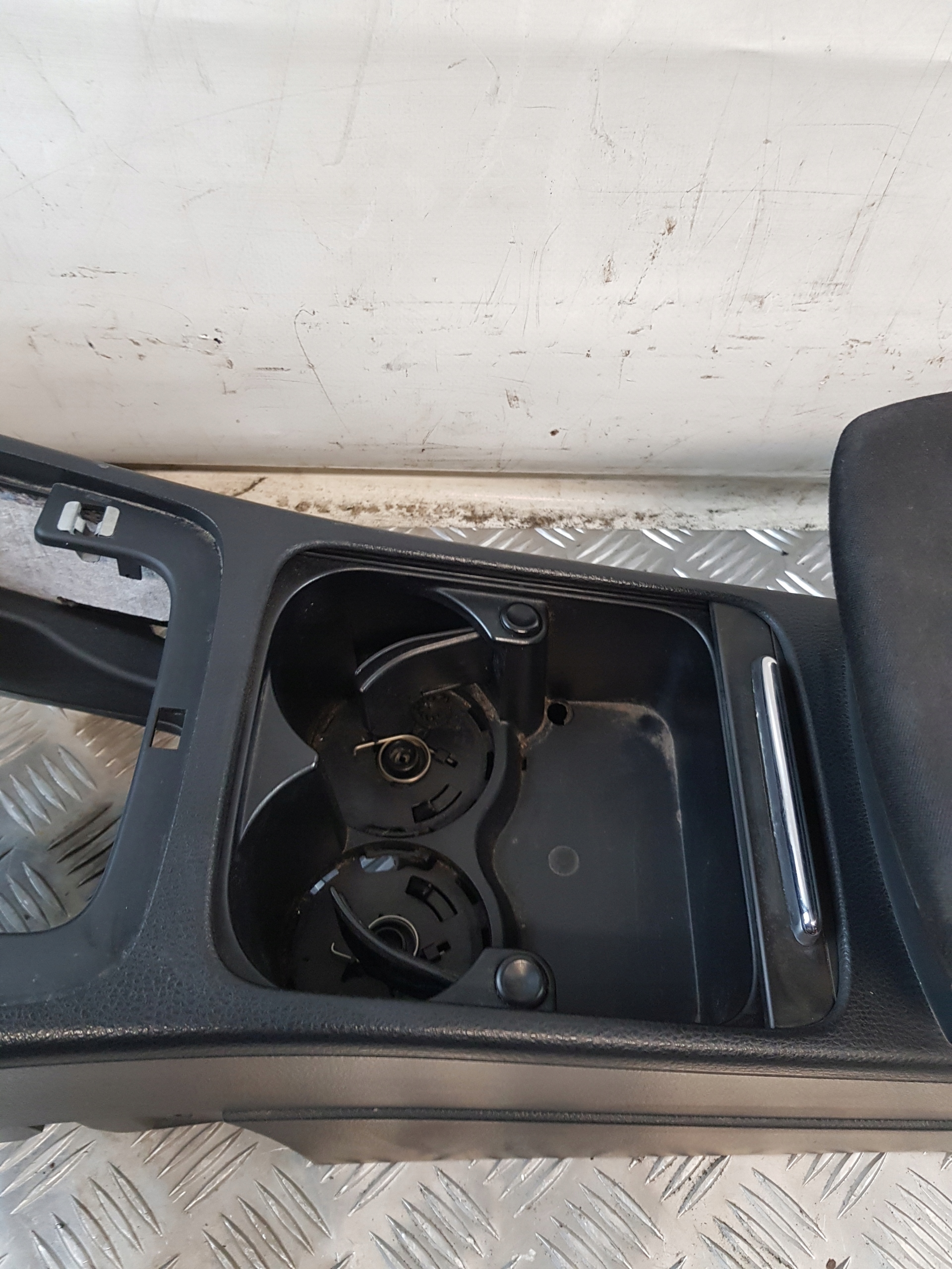 VW PASSAT B6 KOMBI 06R- TUNEL central 3C0863319S armrest