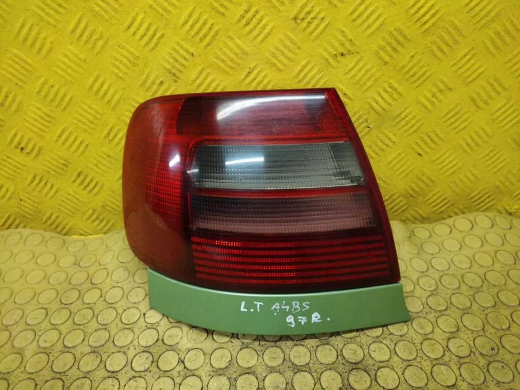 AUDI A4 B5 Licht links heck 8D0945095D
