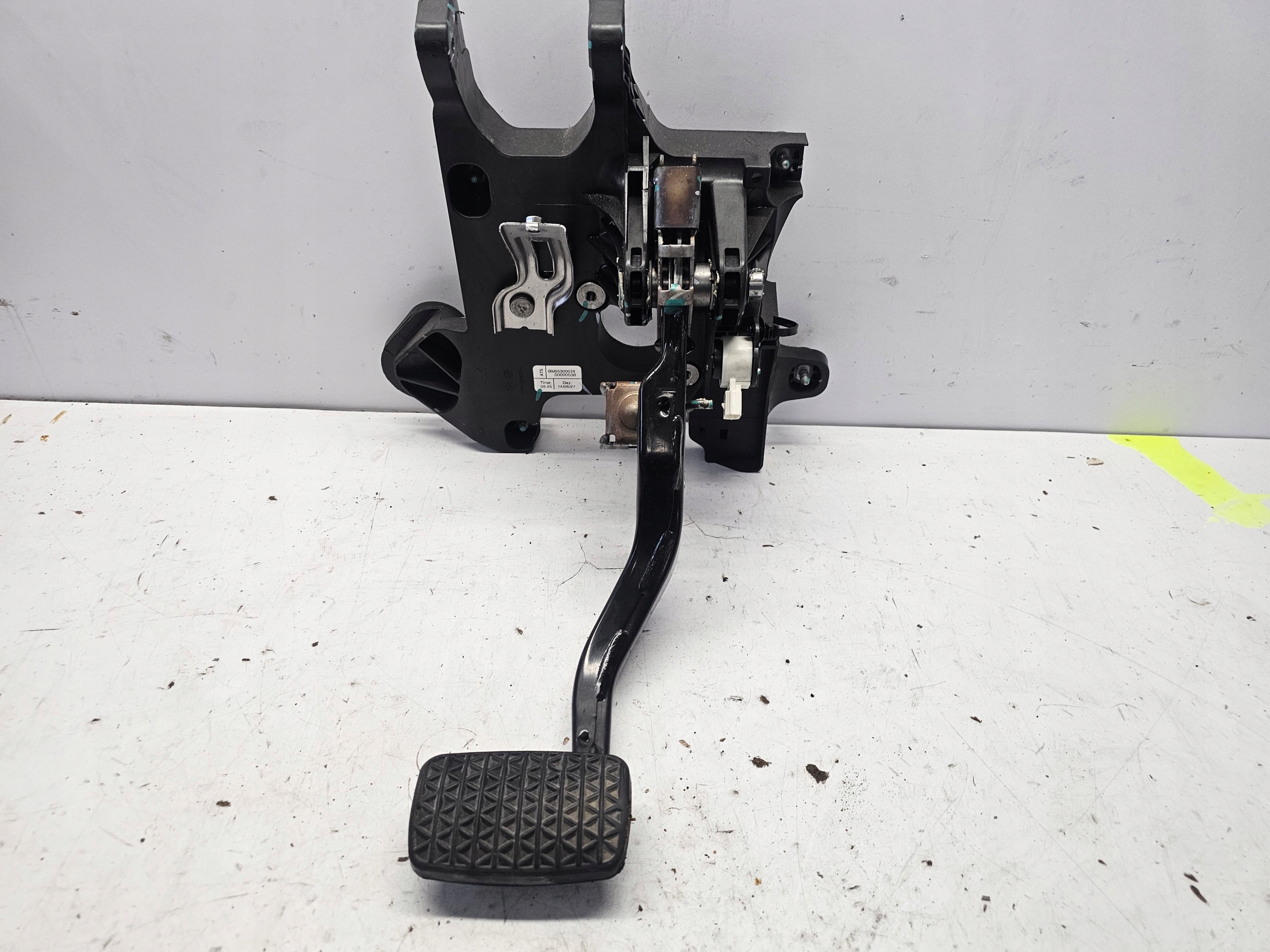 opel MOKKA основа педаль тормоза автомат 95300026 европа