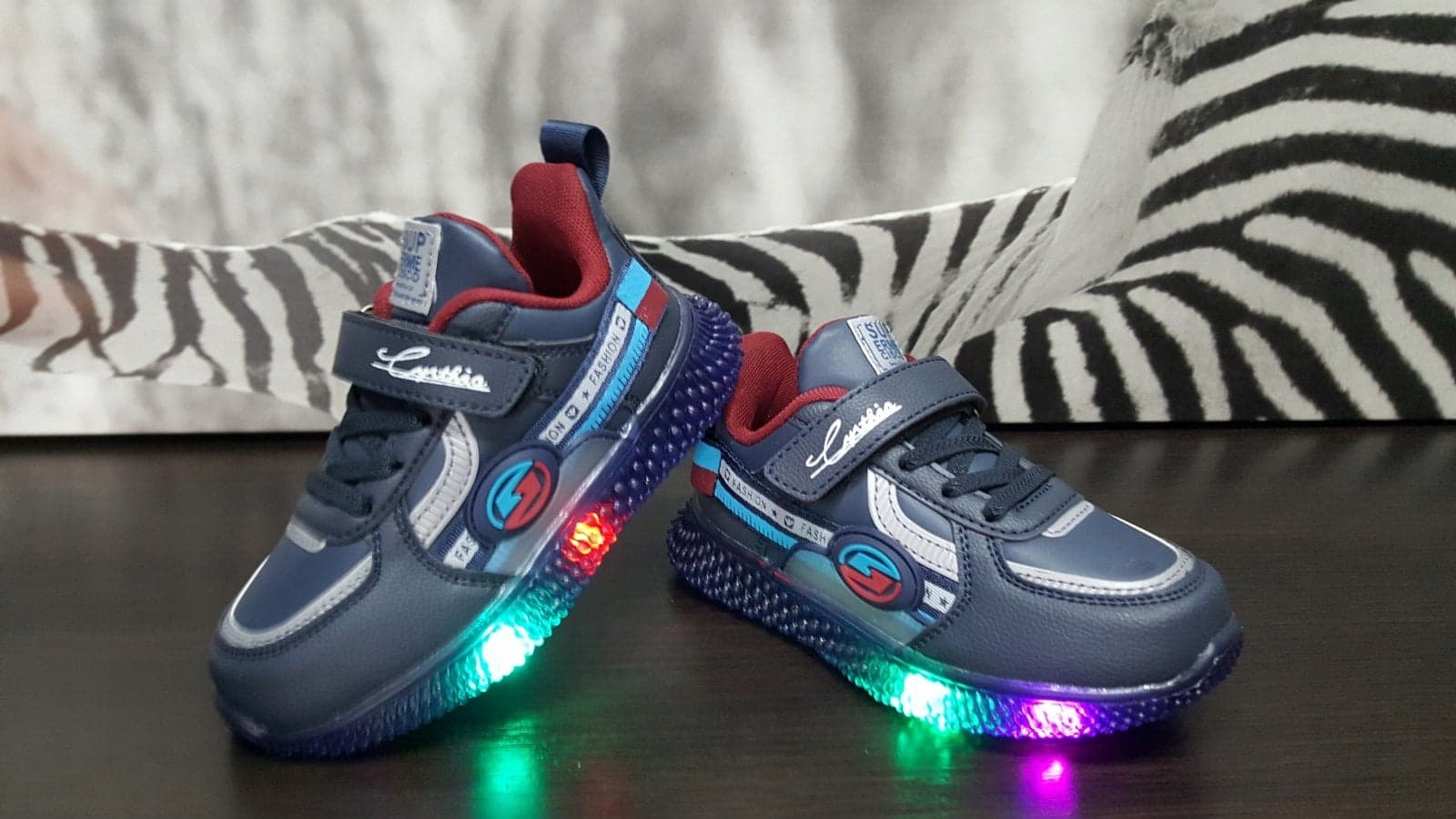 PIĘKNE DZIECIĘCE BUTY Z LED ADIDASY MIGAJĄCE N R21 Kolor wielokolorowy