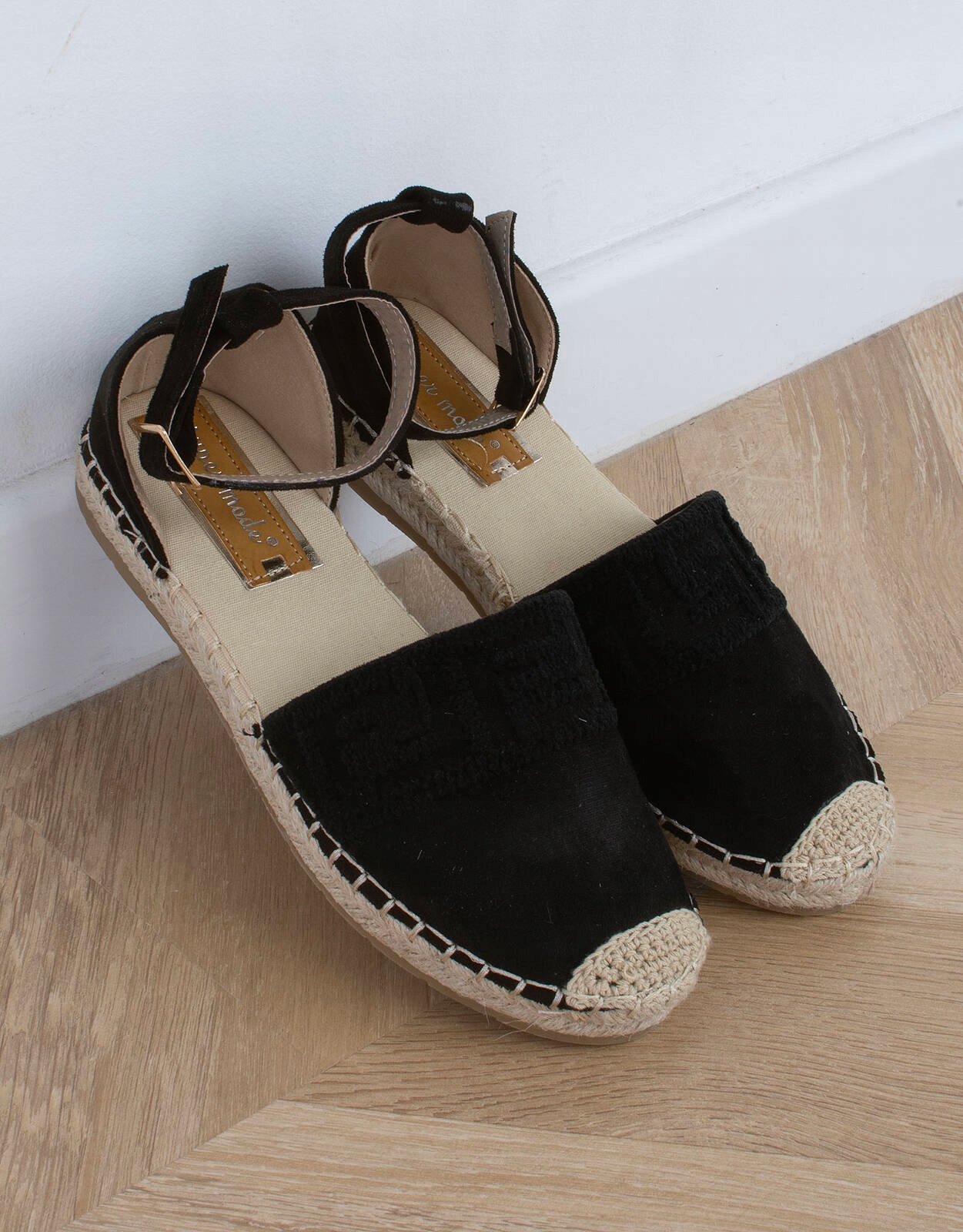 SANDAŁY ESPADRYLE CZARNE WIĄZANE AŻUROWE 38 Materiał podeszwy inny