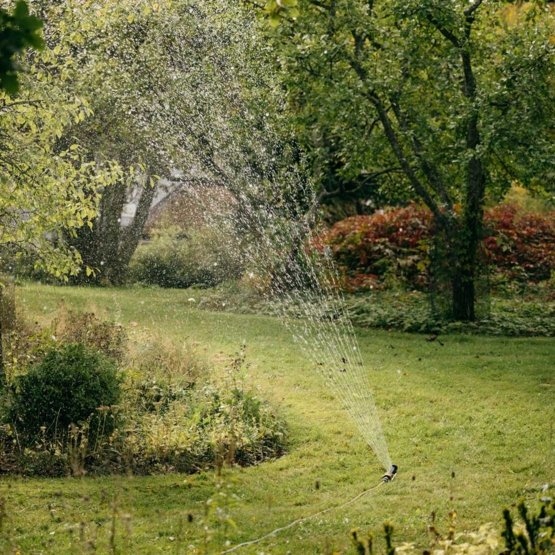 FISKARS SOLID Zraszacz wahadłowy ogrodowy do podlewania podłużny M 285m2 Typ naziemne