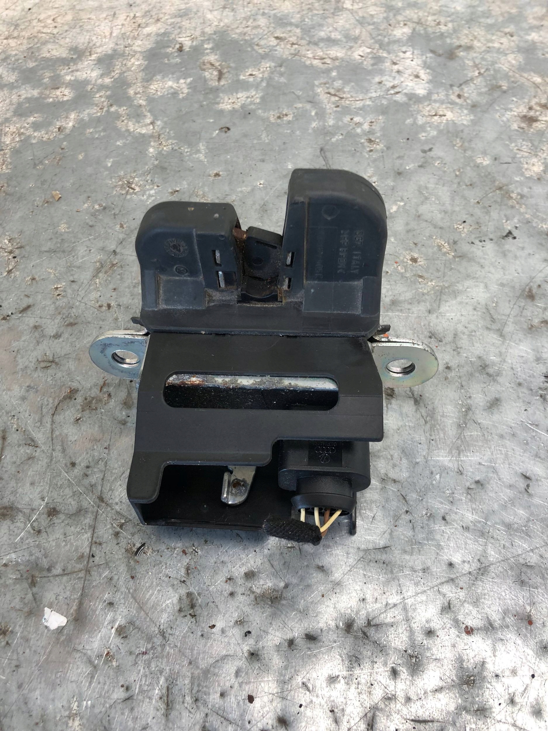 lock bonnet boot VW GOLF V HB 3C9827645A