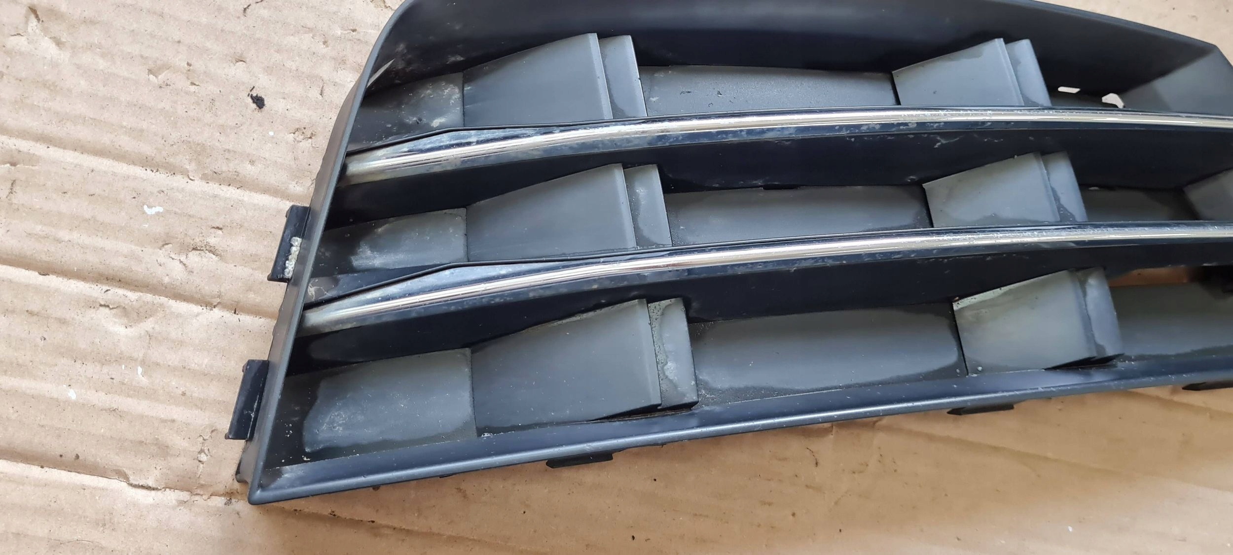 A4 B9 8W grid of a bumper right right front 8W0807682R