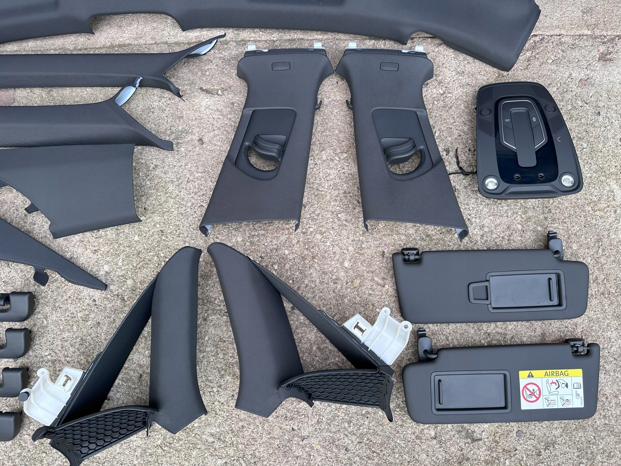 AUDI A4 B9 SEDAN S-LINE PODSUFITKA CZARNA + SŁUPKI KOMPLET Numer katalogowy oryginału 8W5867506B