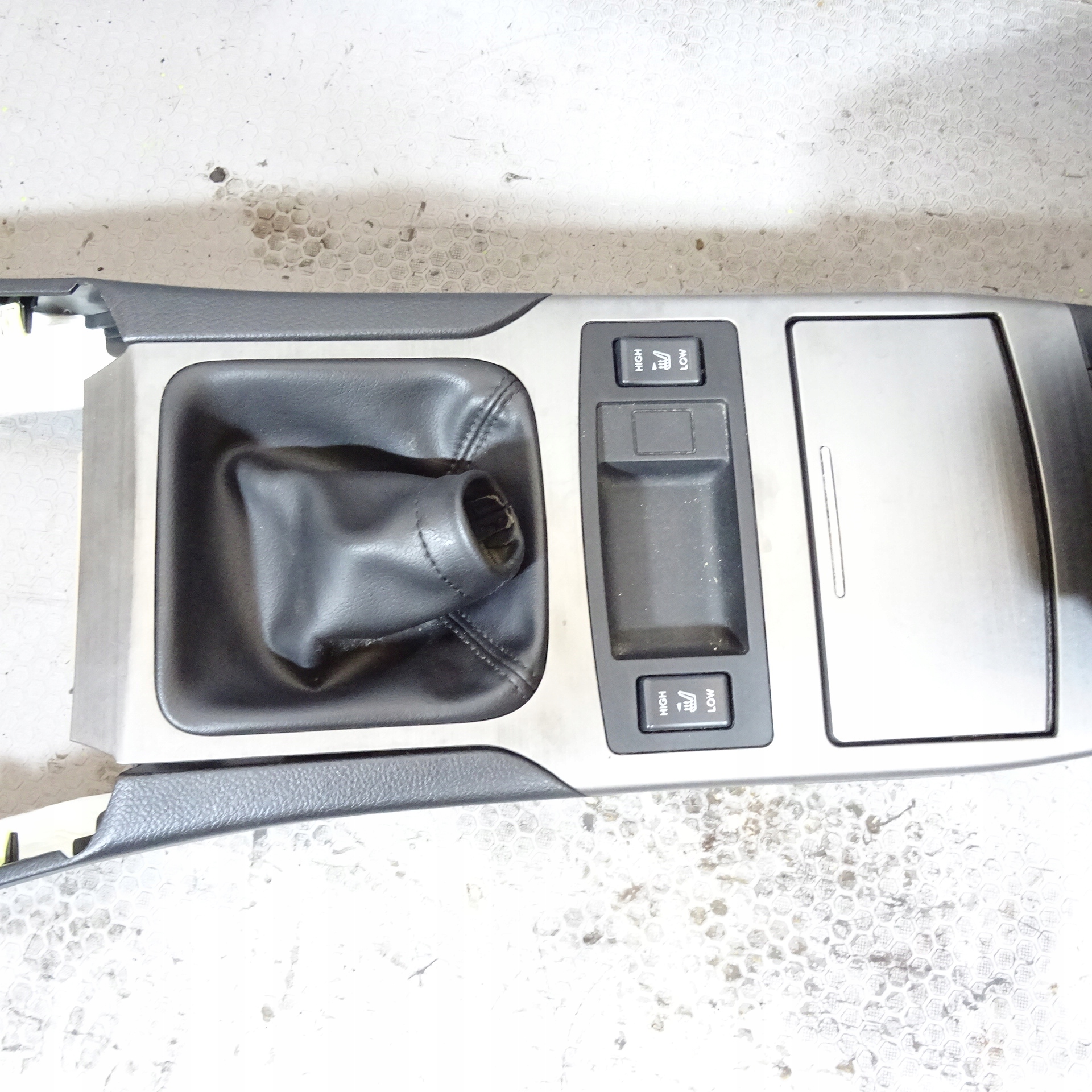 SUBARU LEGACY V TUNEL mitte