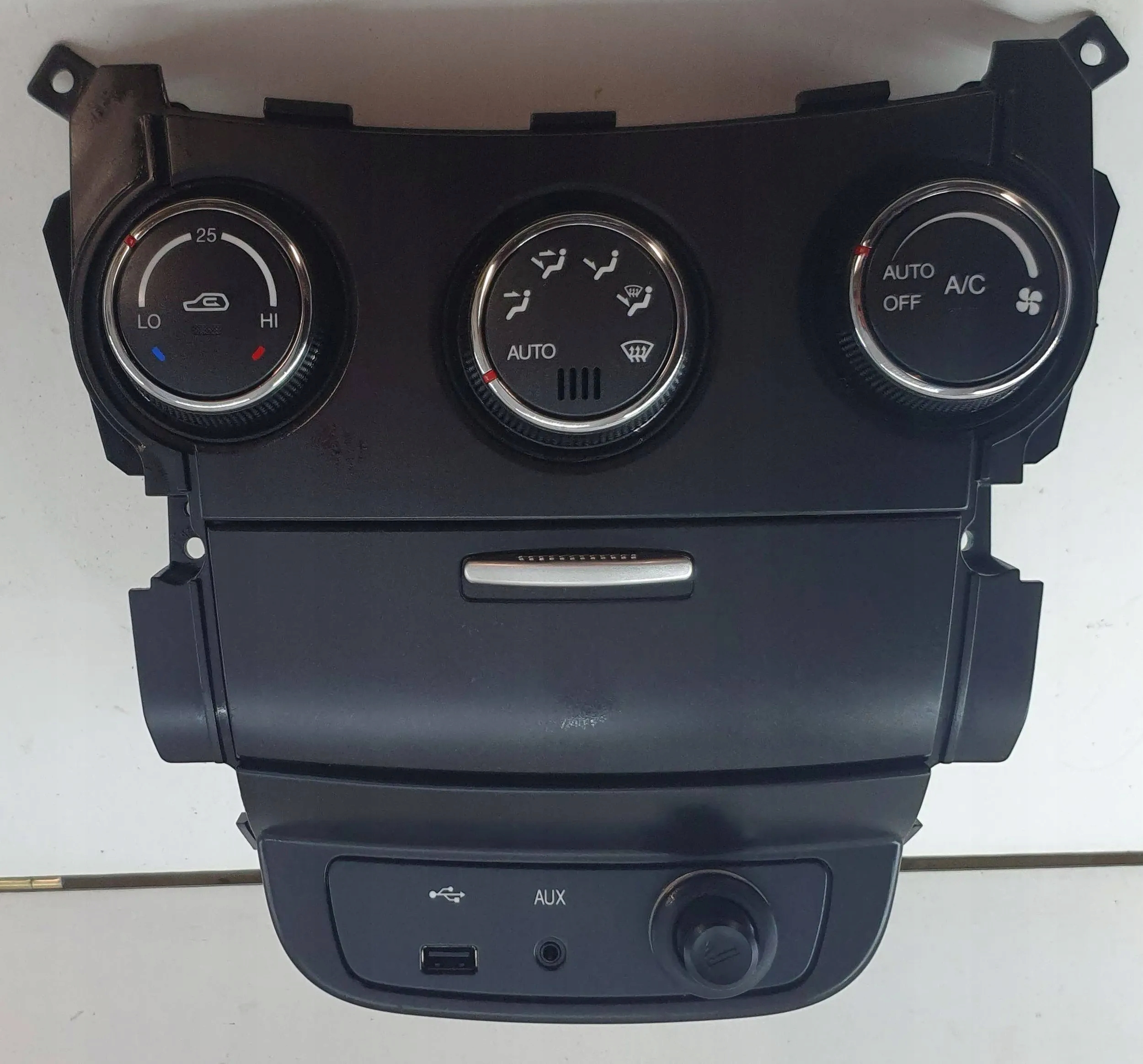 SsangYong Korando 3 III 10- Unite commande clima Boîte a gant passager Console USB AUX