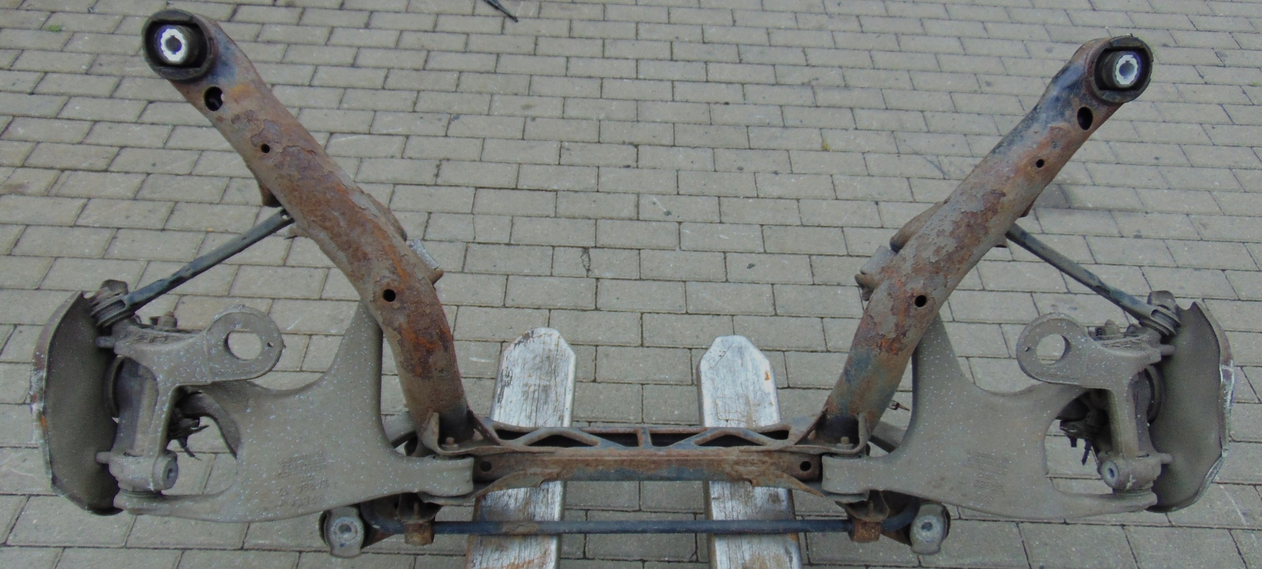 BELKA OŚ ZAWIESZENIE TYŁ AUDI A4 B8 KOMBI EUROPA