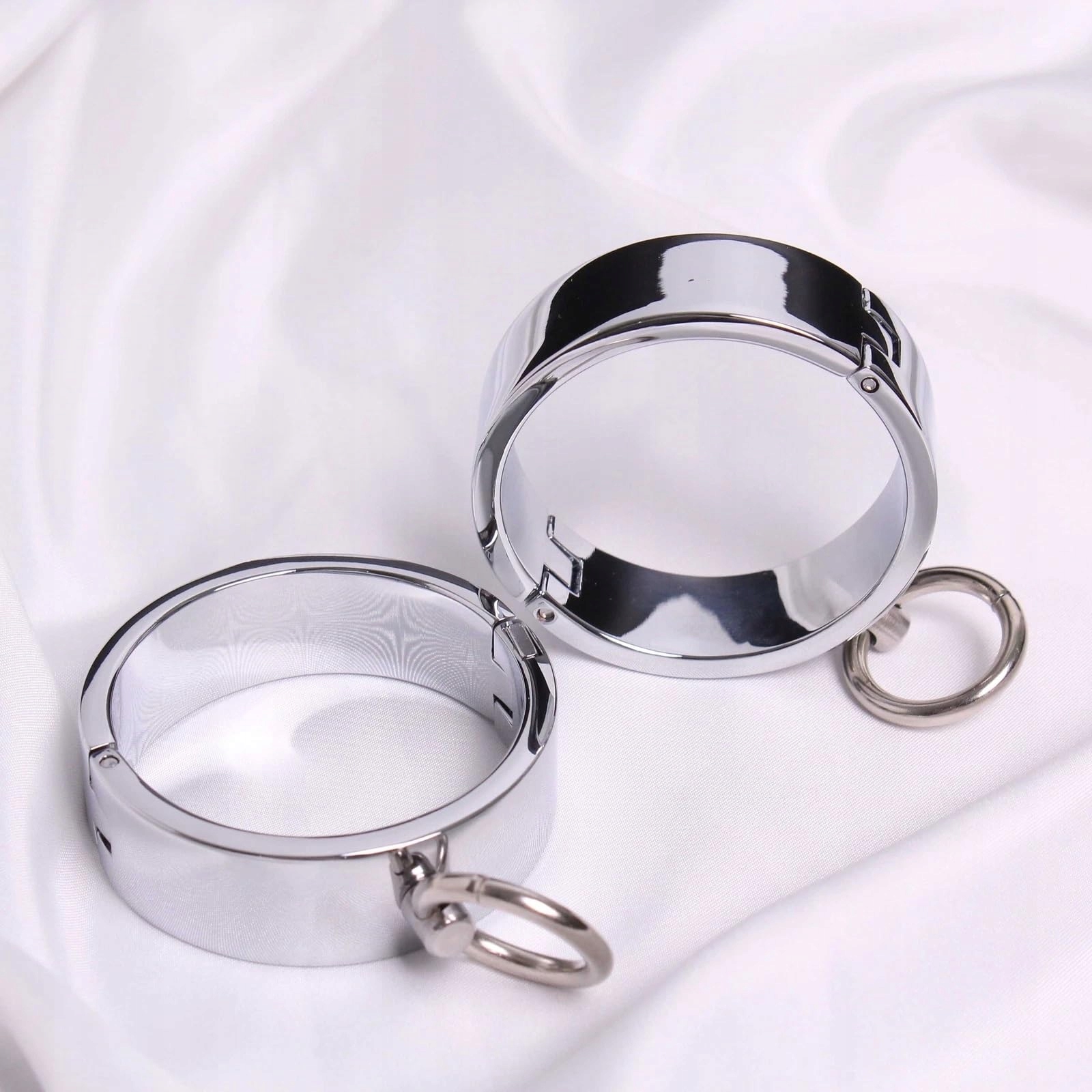 METALL ZESTAW KAJDANKI NA NOGI Z O-RINGIEM DO BONDAGE DLA MĘŻCZYZN I KOBIET — miniatura 2