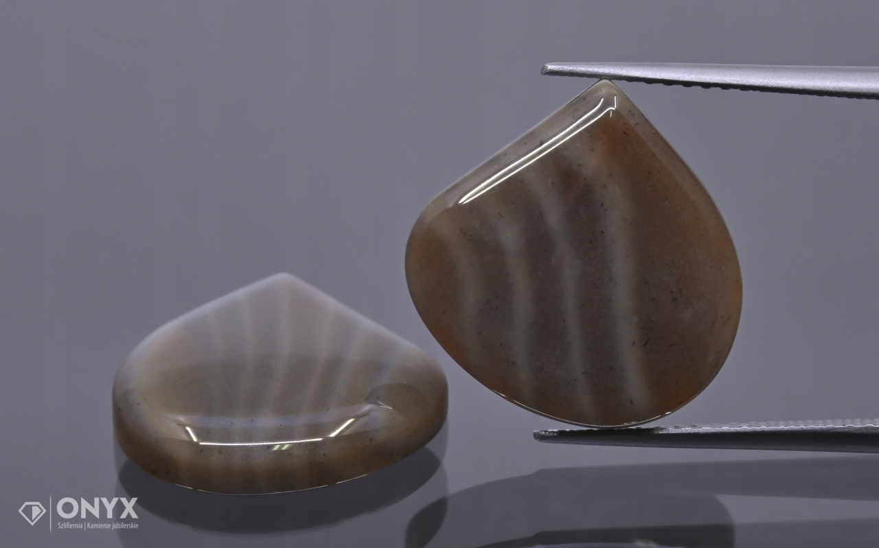 Křemík pruhovaný nízký kabošon Pár nepravidelný 15,5x15,5 mm