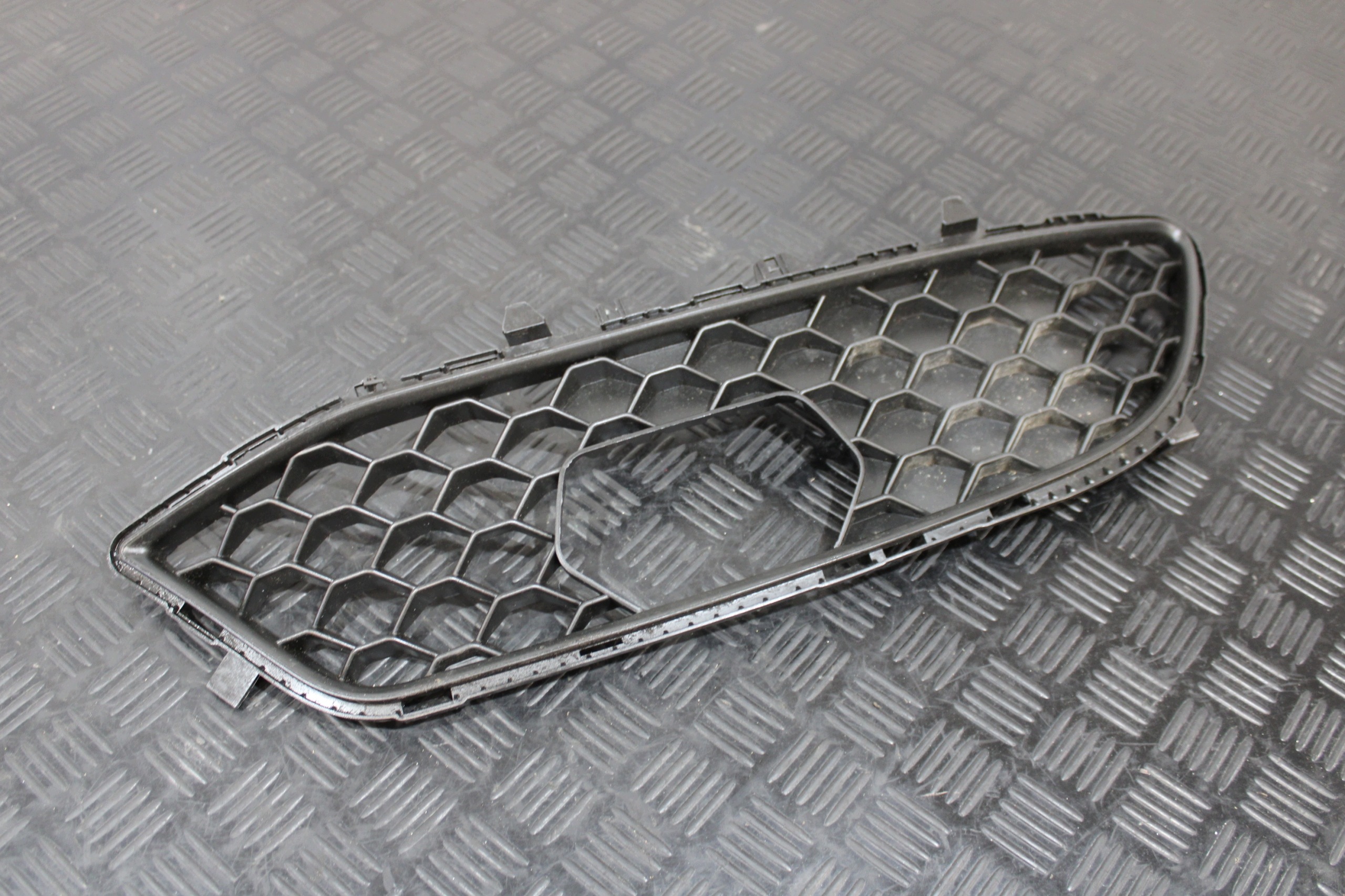 grid of a bumper right front 156107965 ALFA ROMEO GIULIA