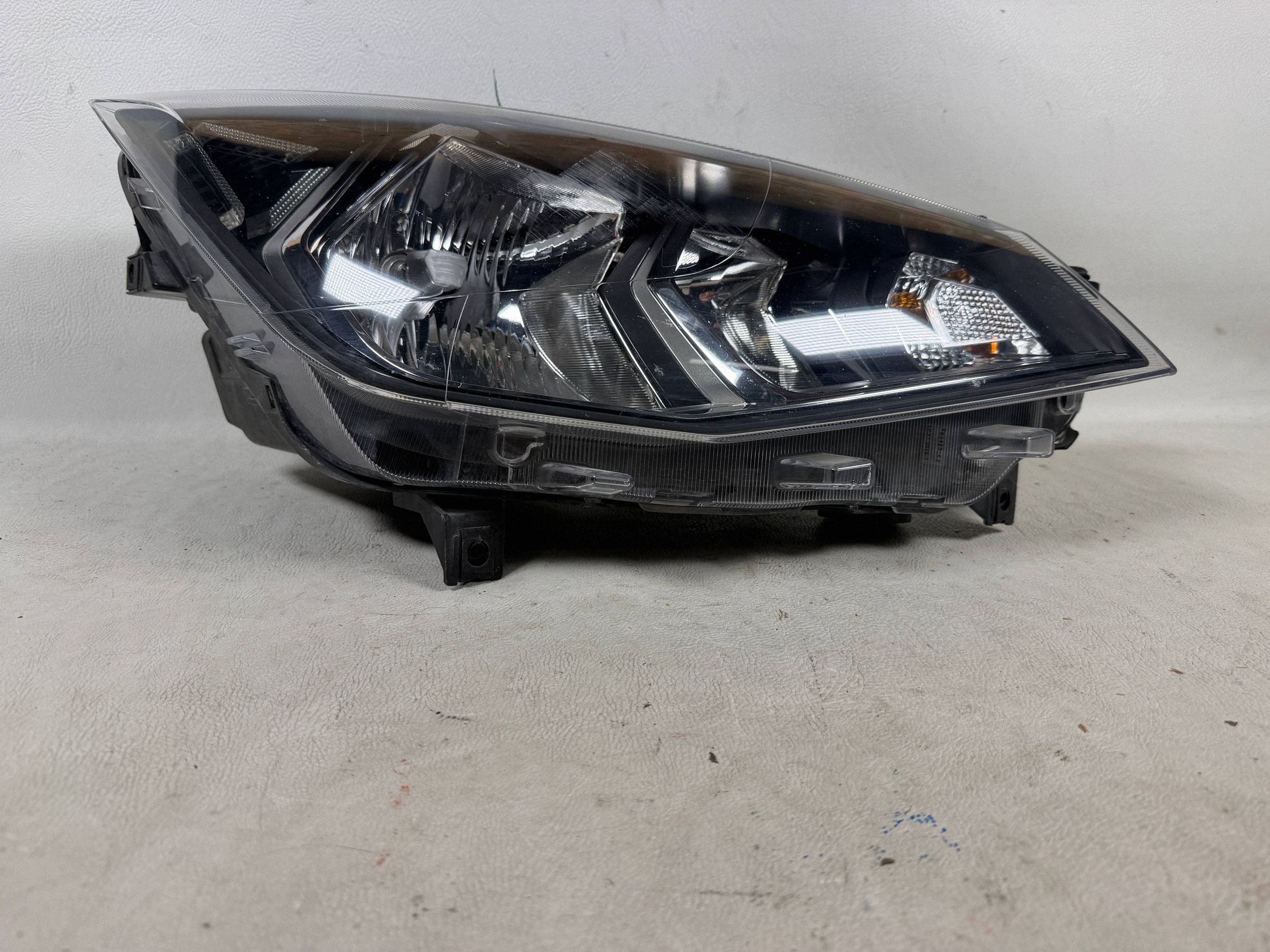 Seat Arona 6F far desna prednji dio prednja
