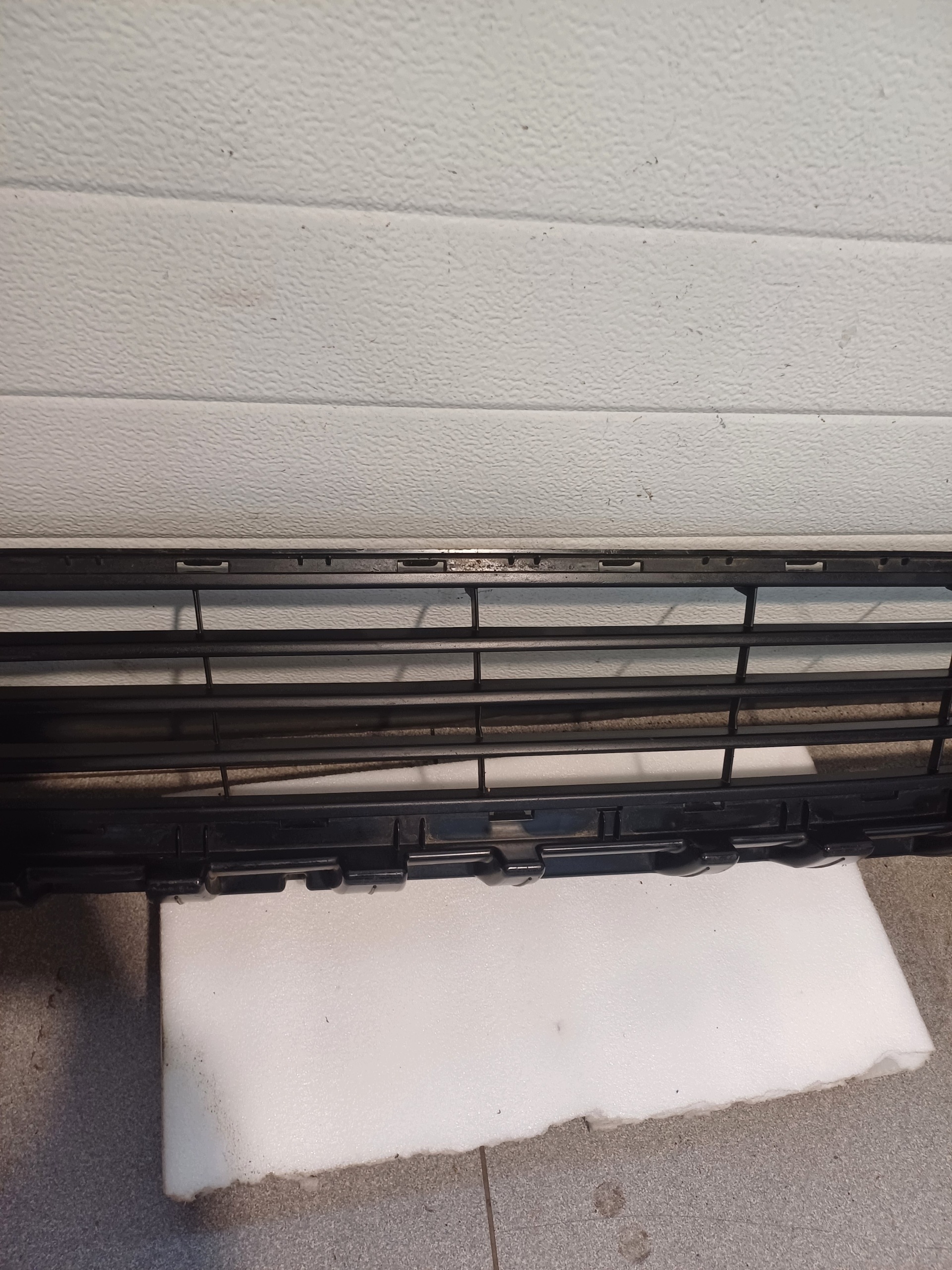 grid of a bumper front front RENAULT TRAFIC 3 III 622543504R