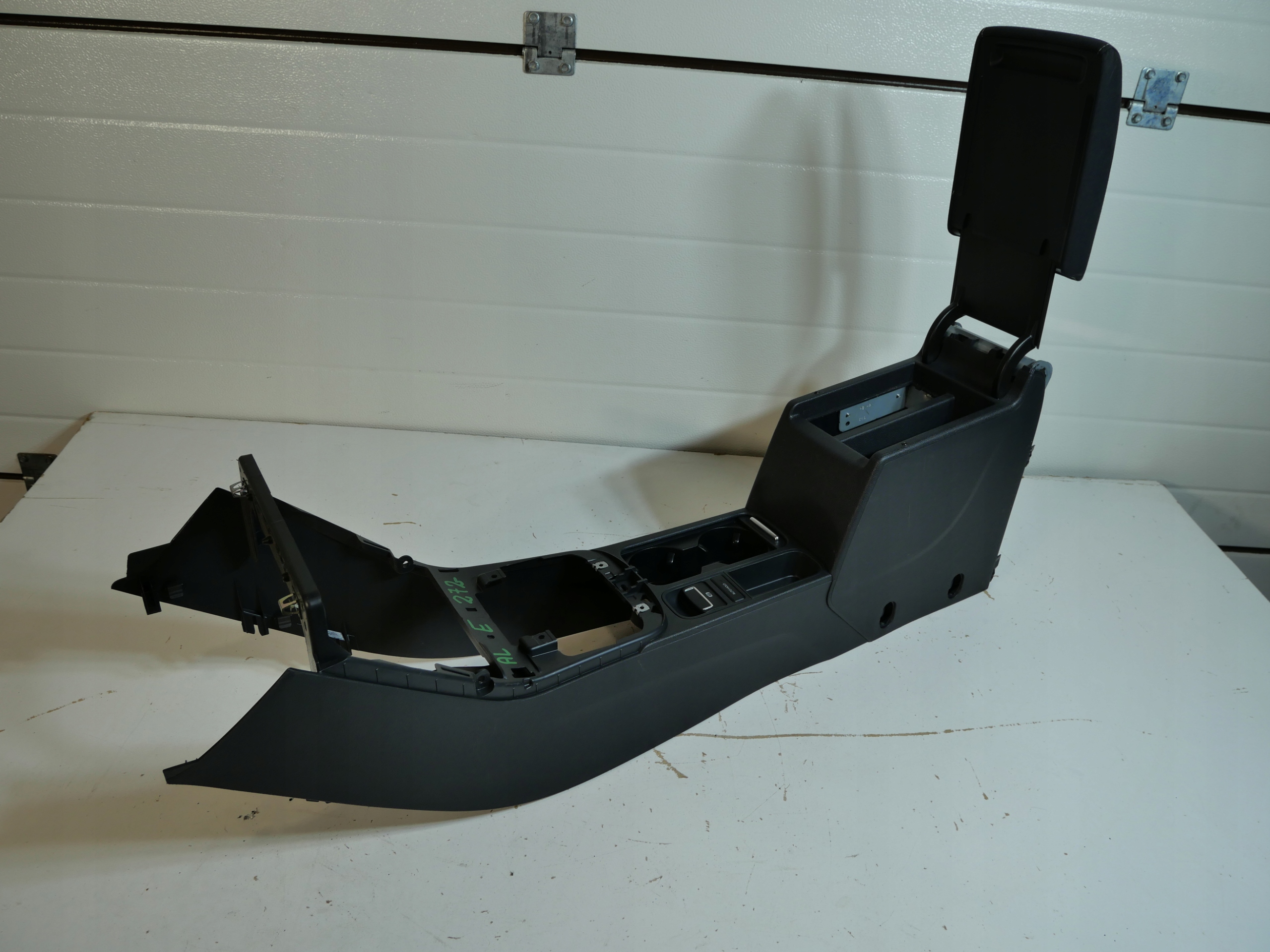 TUNEL armrest VW TIGUAN plus 5N0864251B