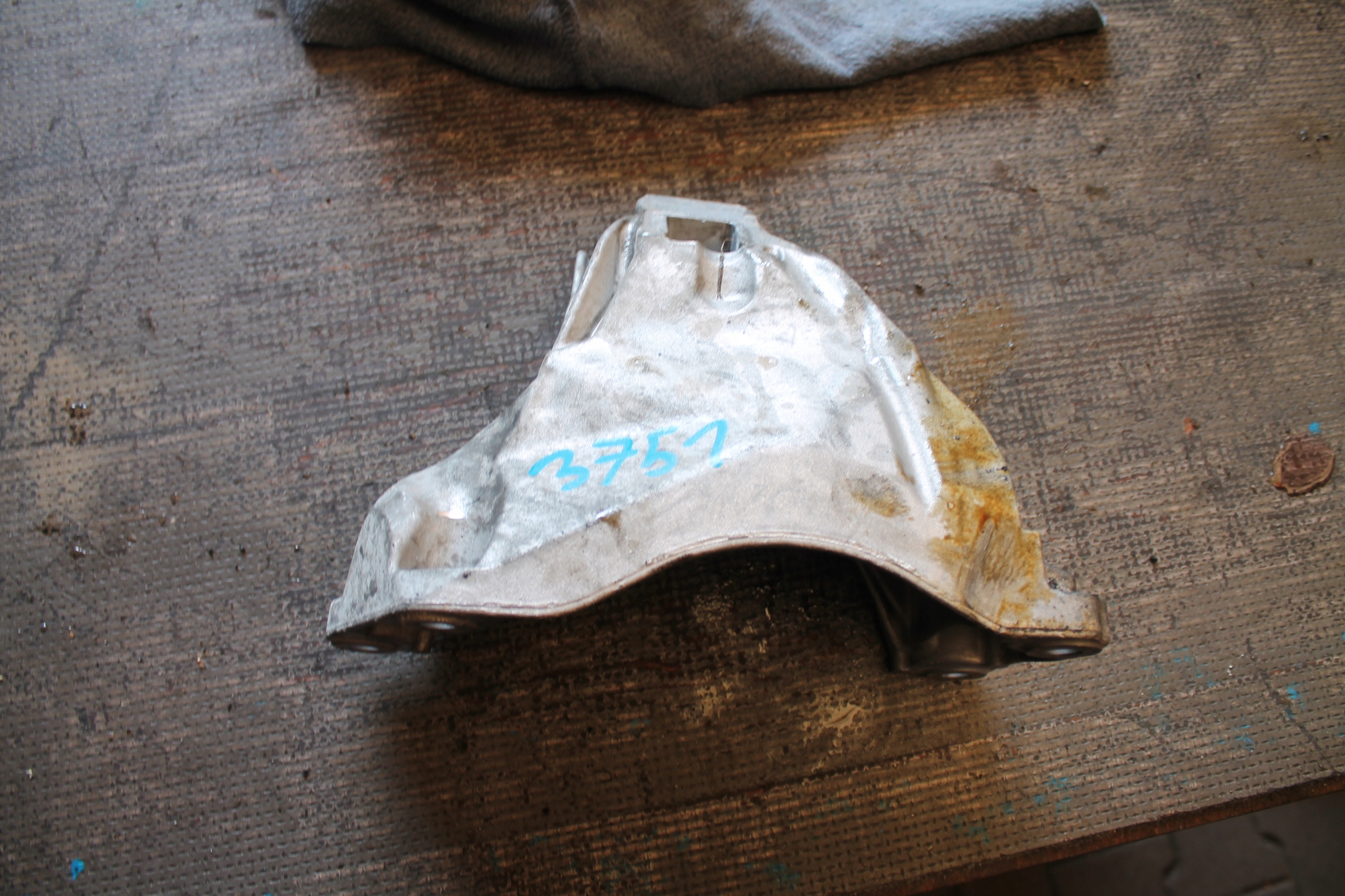 3751. holder engine mount BMW 9844627